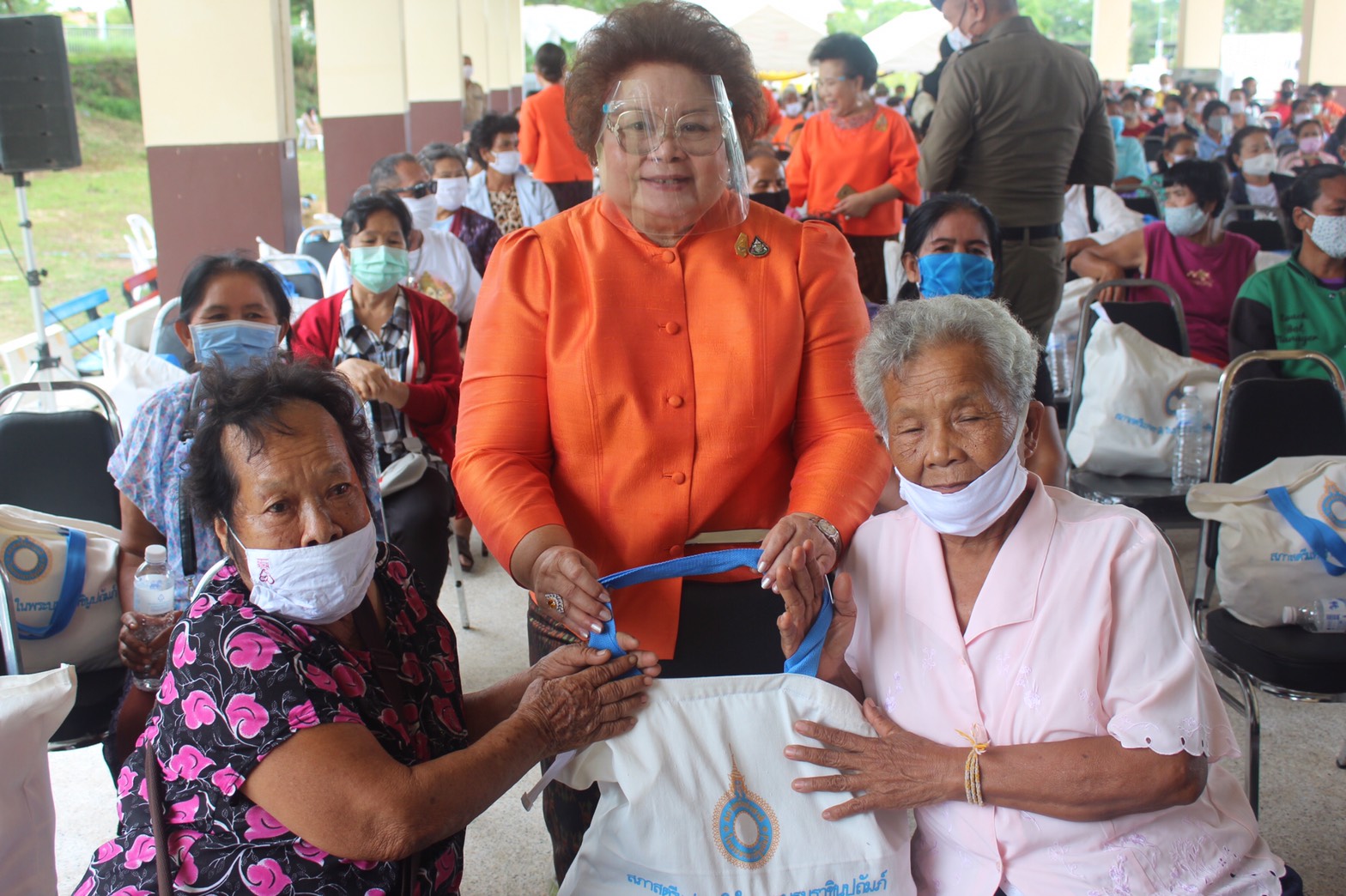 ประธานสภาสตรีแห่งชาติในพระบรมราชินูปถัมภ์ มอบถุงยังชีพของสภาสตรีแห่งชาติในพระบรมราชินูปถัมภ์ ตามโครงการ “เติมความสุขบรรเทาความทุกข์ด้วยการแบ่งปัน”