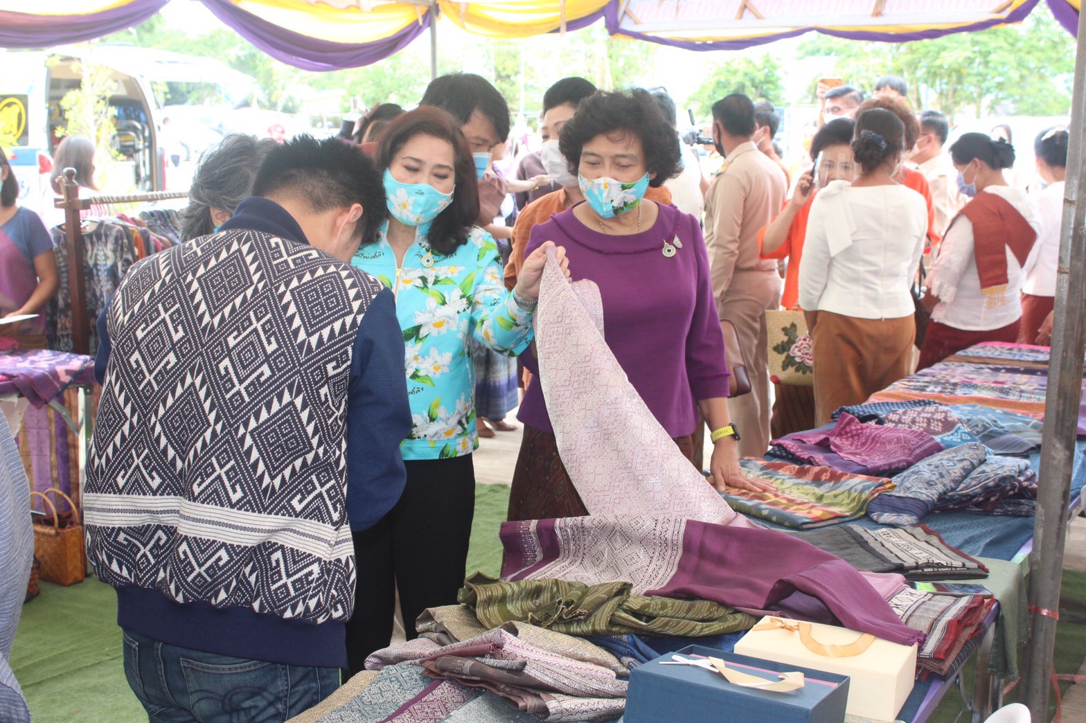 ประธานสภาสตรีแห่งชาติในพระบรมราชินูปถัมภ์ มอบถุงยังชีพของสภาสตรีแห่งชาติในพระบรมราชินูปถัมภ์ ตามโครงการ “เติมความสุขบรรเทาความทุกข์ด้วยการแบ่งปัน”