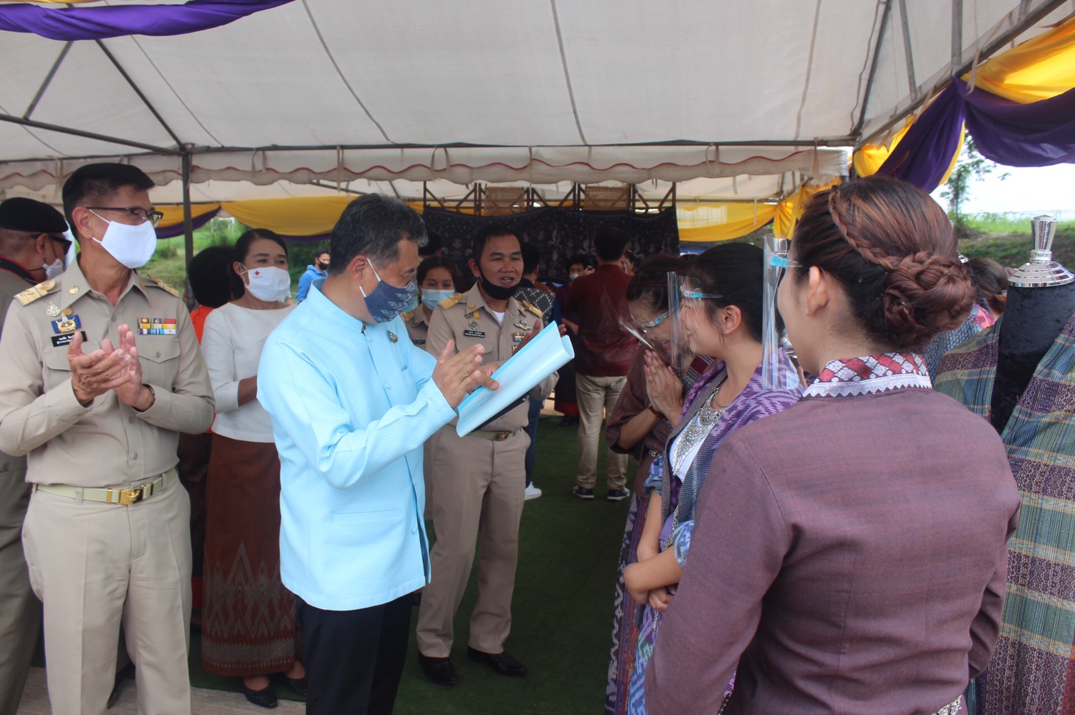 ประธานสภาสตรีแห่งชาติในพระบรมราชินูปถัมภ์ มอบถุงยังชีพของสภาสตรีแห่งชาติในพระบรมราชินูปถัมภ์ ตามโครงการ “เติมความสุขบรรเทาความทุกข์ด้วยการแบ่งปัน”