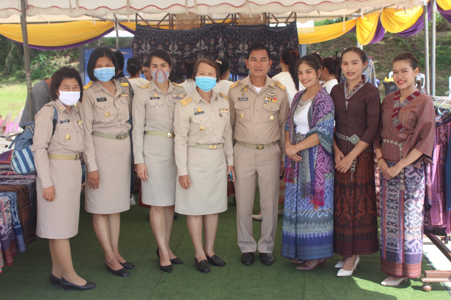 ประธานสภาสตรีแห่งชาติในพระบรมราชินูปถัมภ์ มอบถุงยังชีพของสภาสตรีแห่งชาติในพระบรมราชินูปถัมภ์ ตามโครงการ “เติมความสุขบรรเทาความทุกข์ด้วยการแบ่งปัน”