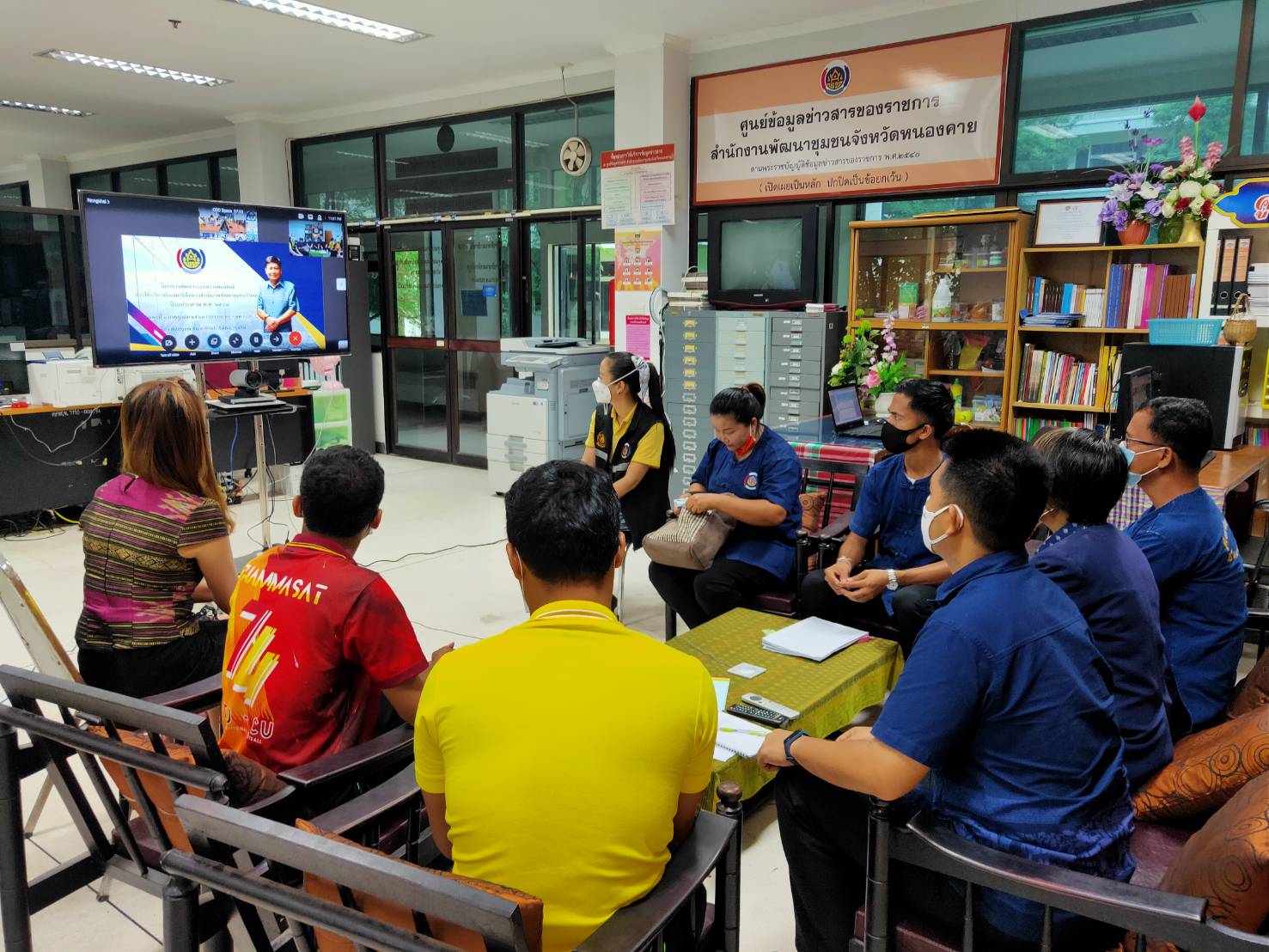 พช.หนองคาย รับชมการสร้างความรู้ความเข้าใจ การใช้งานอุปกรณ์ป้องกันเครือข่ายคอมพิวเตอร์ (อุปกรณ์ Firewall Router) พร้อมระบบยืนยันตัวตนผู้ใช้งานอินเตอร์เน็ตของสำนักงานพัฒนาชุมชนอำเภอ ผ่านระบบ Video Conference