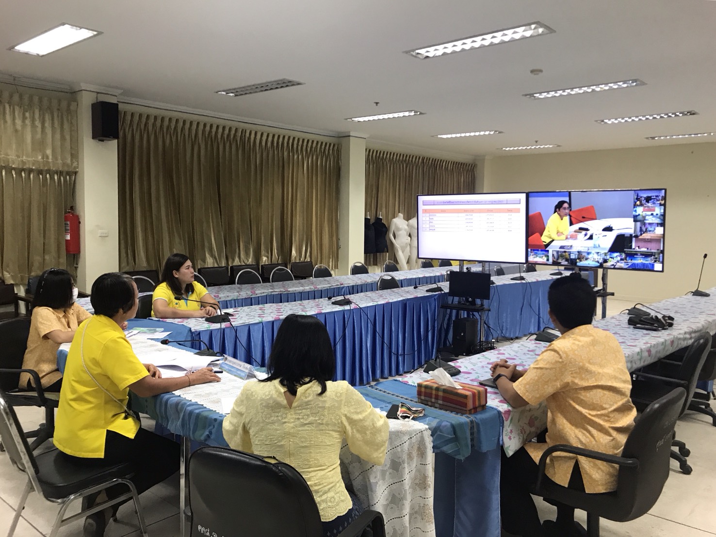 พช.หนองคาย ร่วมประชุมผ่านระบบวีดีทัศน์ทางไกล (VDO CONFERENCE) เรื่อง การประชุมชี้แจง เร่งรัด กำกับ ติดตาม การดำเนินงานกองทุนพัฒนาบทบาทสตรี ครั้งที่ 7/2563