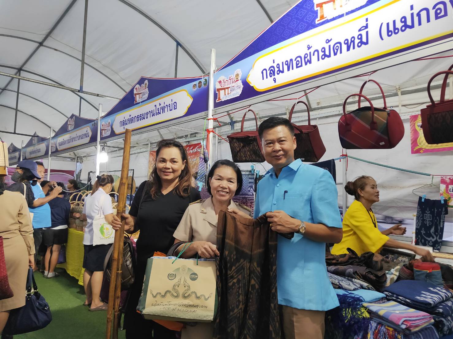 แจกจริง !! ทองคำ 1 สลึง วันแรก !! งาน “ฮักกัน มั่นแก่น ค้าขายร่วมกัน” OTOP สานสัมพันธ์สองแผ่นดิน จังหวัดหนองคาย