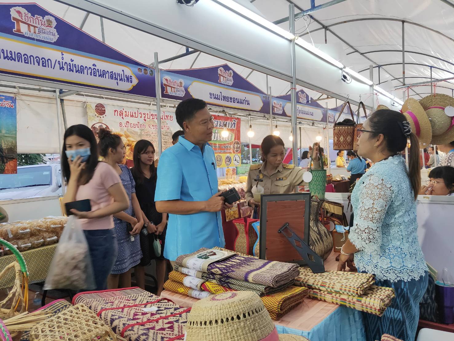 แจกจริง !! ทองคำ 1 สลึง วันแรก !! งาน “ฮักกัน มั่นแก่น ค้าขายร่วมกัน” OTOP สานสัมพันธ์สองแผ่นดิน จังหวัดหนองคาย