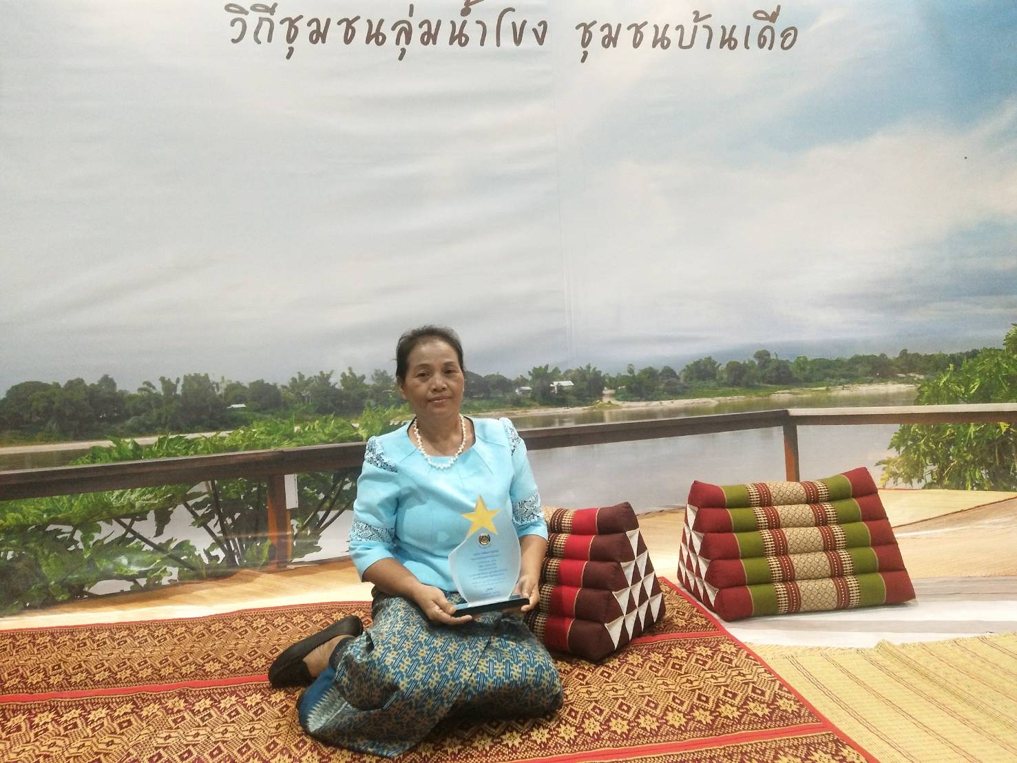 ชาวจังหวัดหนองคาย เข้ารับรางวัล ผู้ชนะเลิศการประกวดผ้าสืบสาน อนุรักษ์ศิลป์ผ้าถิ่นไทย ดำรงไว้ในแผ่นดิน จังหวัดหนองคาย