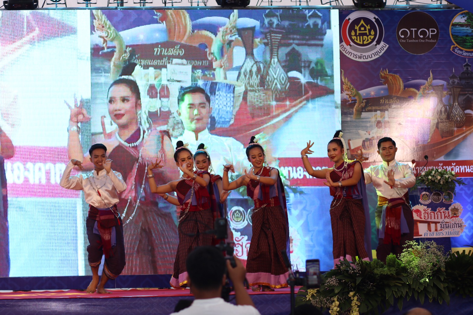 จังหวัดหนองคาย จัด พิธีเปิดโครงการ จัดแสดงและจำหน่ายผลิตภัณฑ์ OTOP สานสัมพันธ์สองแผ่นดิน จังหวัดหนองคาย “ฮักกันมั่นแก่น ค้าขายร่วมกัน -HugGan ManGaen Trade Together” ยิ่งใหญ่