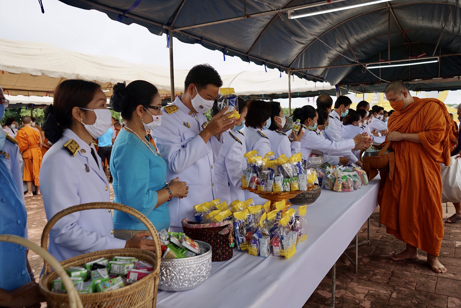 พัฒนาการจังหวัดหนองคาย ทำบุญตักบาตร เนื่องในวันแม่แห่งชาติ ประจำปี 2563