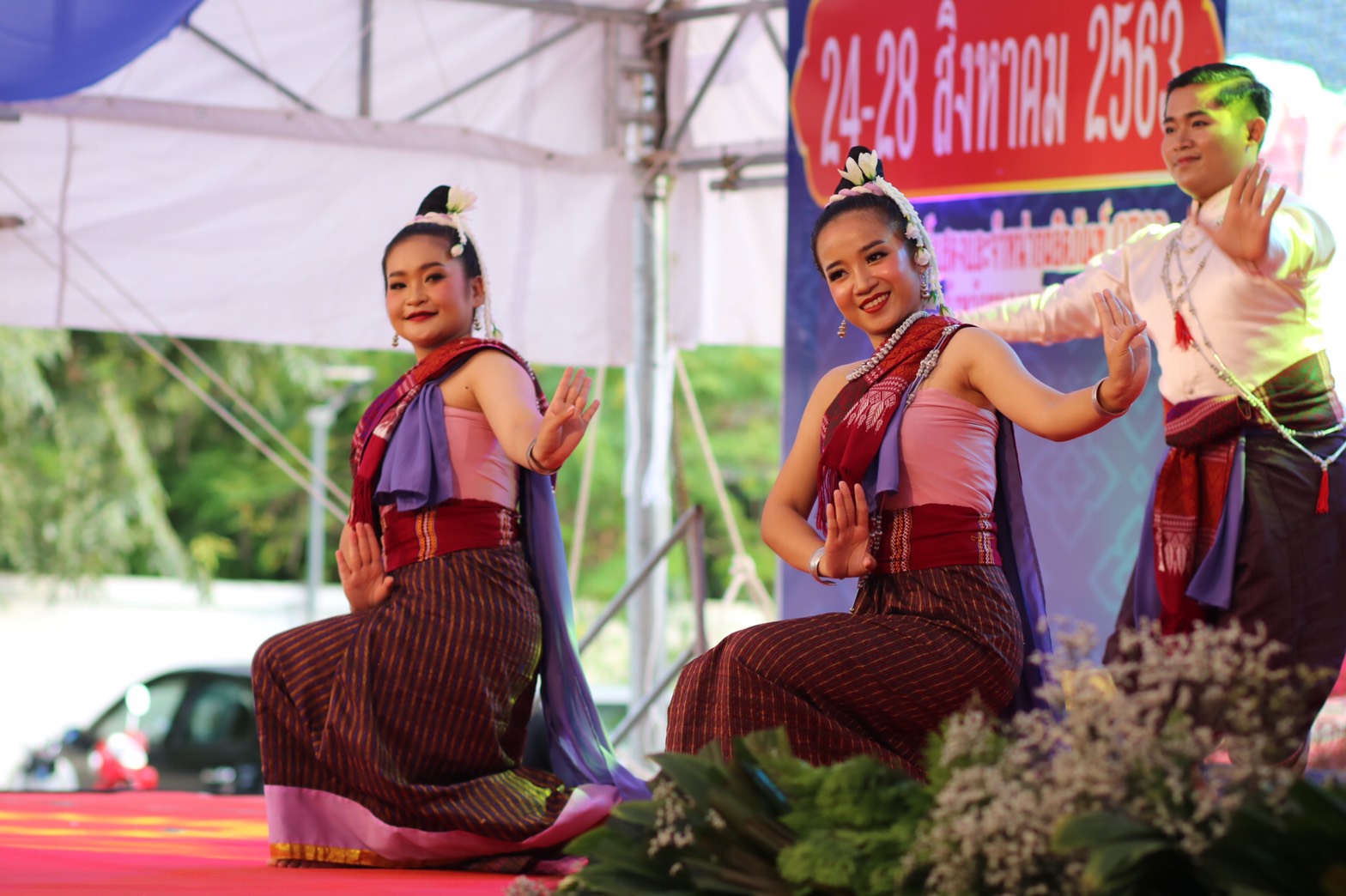 จังหวัดหนองคาย จัด พิธีเปิดโครงการ จัดแสดงและจำหน่ายผลิตภัณฑ์ OTOP สานสัมพันธ์สองแผ่นดิน จังหวัดหนองคาย “ฮักกันมั่นแก่น ค้าขายร่วมกัน -HugGan ManGaen Trade Together” ยิ่งใหญ่