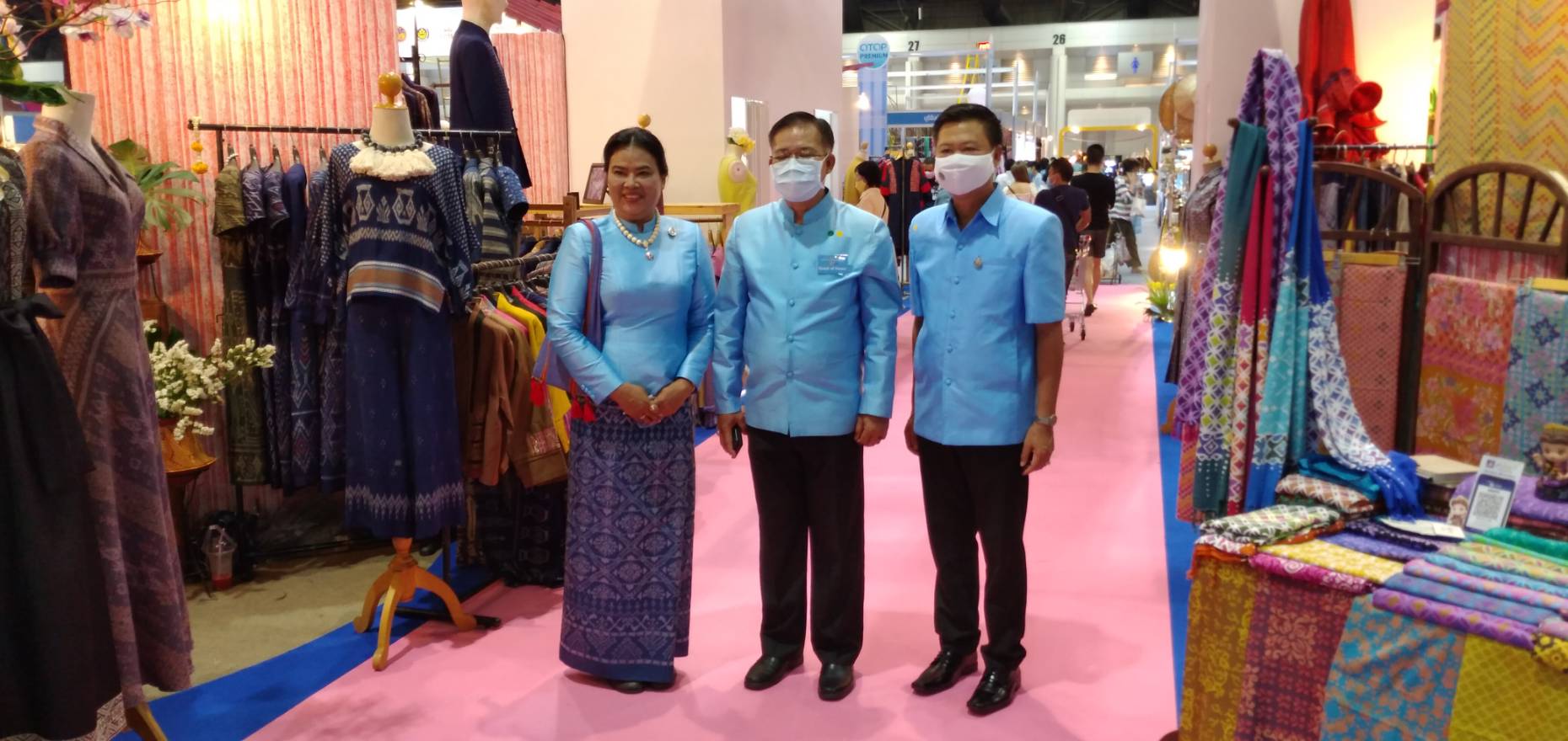 รองผวจ.หนองคาย พัฒนาการจังหวัดหนองคาย ร่วมพิธีเปิดงาน ศิลปาชีพประทีปไทย OTOP ก้าวไกลด้วยพระบารมี 2563