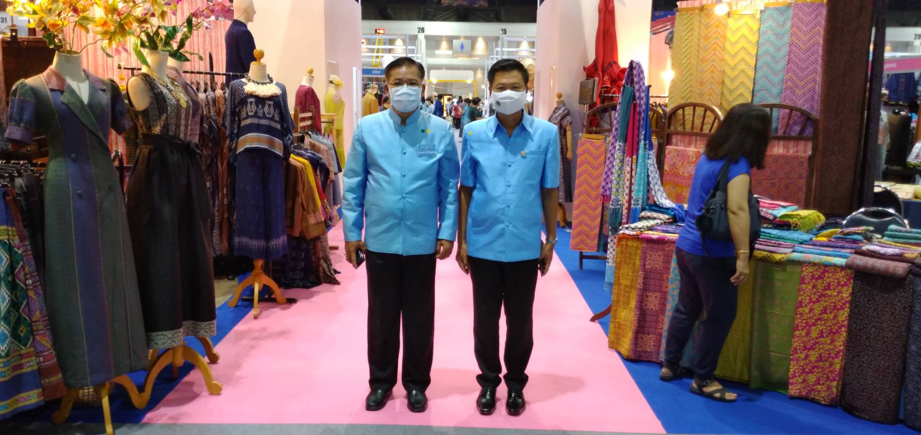 รองผวจ.หนองคาย พัฒนาการจังหวัดหนองคาย ร่วมพิธีเปิดงาน ศิลปาชีพประทีปไทย OTOP ก้าวไกลด้วยพระบารมี 2563