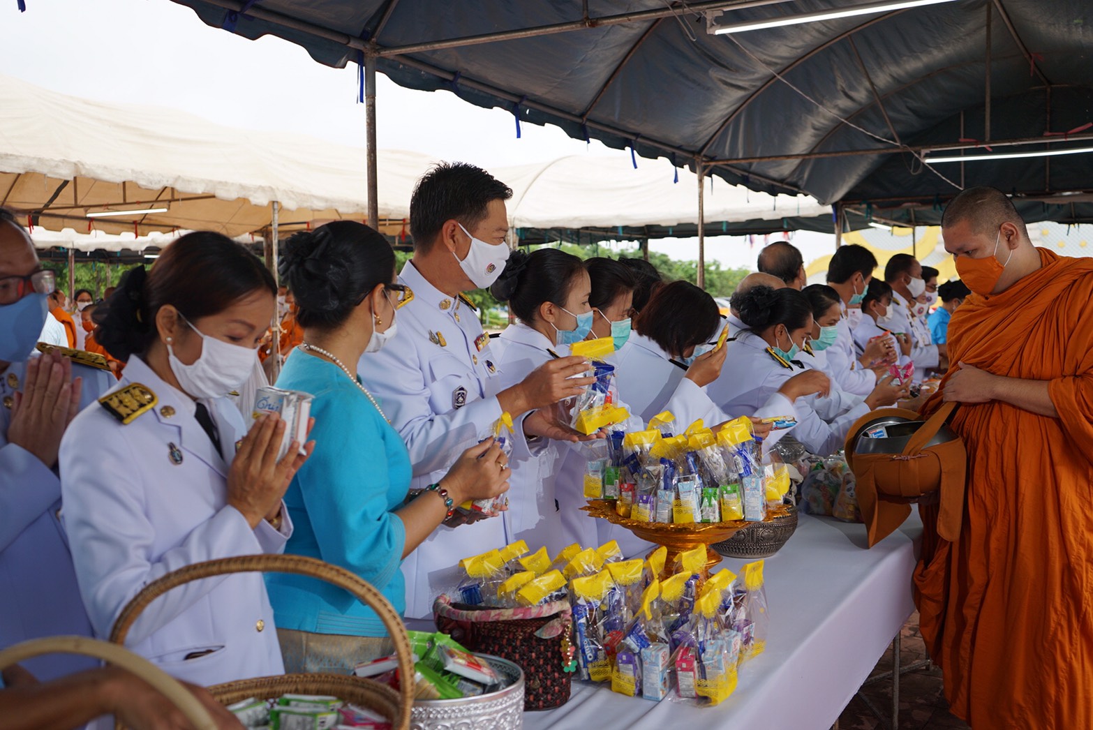 พัฒนาการจังหวัดหนองคาย ทำบุญตักบาตร เนื่องในวันแม่แห่งชาติ ประจำปี 2563