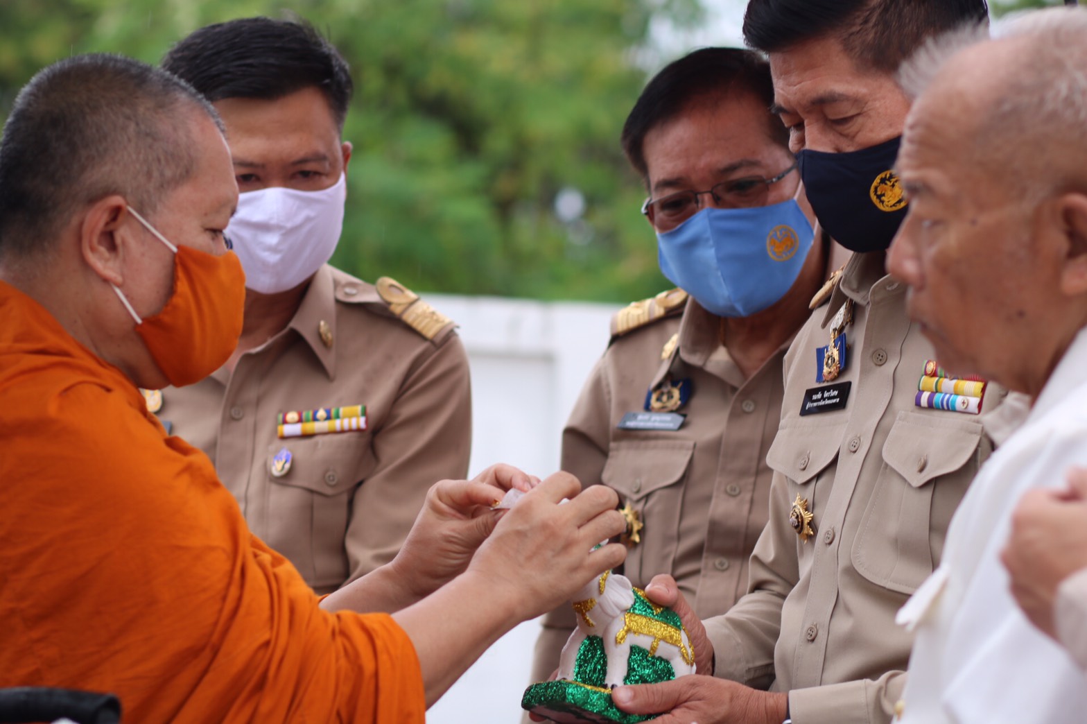 จังหวัดหนองคาย…จัดพิธีตั้งศาลพระภูมิเจ้าที่ และทำบุญ ศูนย์แสดงและจำหน่ายผลิตภัณฑ์ OTOP จังหวัดหนองคาย