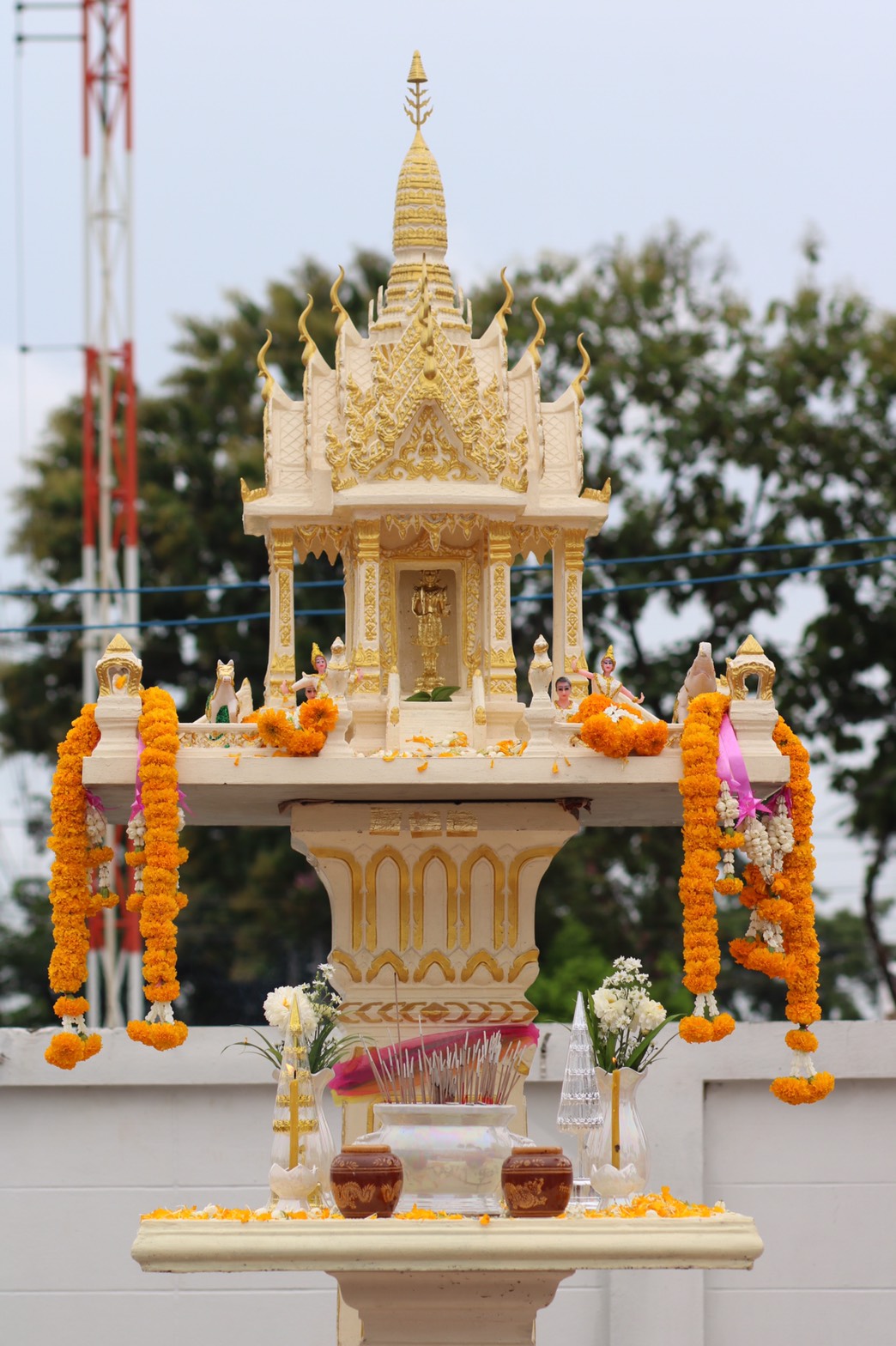 จังหวัดหนองคาย…จัดพิธีตั้งศาลพระภูมิเจ้าที่ และทำบุญ ศูนย์แสดงและจำหน่ายผลิตภัณฑ์ OTOP จังหวัดหนองคาย