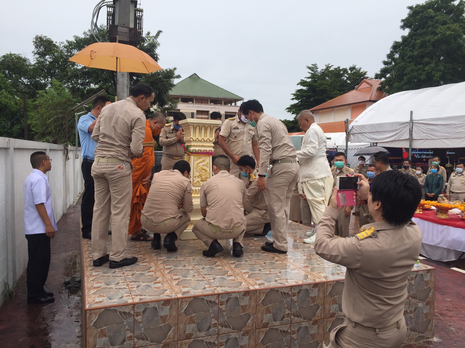 จังหวัดหนองคาย…จัดพิธีตั้งศาลพระภูมิเจ้าที่ และทำบุญ ศูนย์แสดงและจำหน่ายผลิตภัณฑ์ OTOP จังหวัดหนองคาย