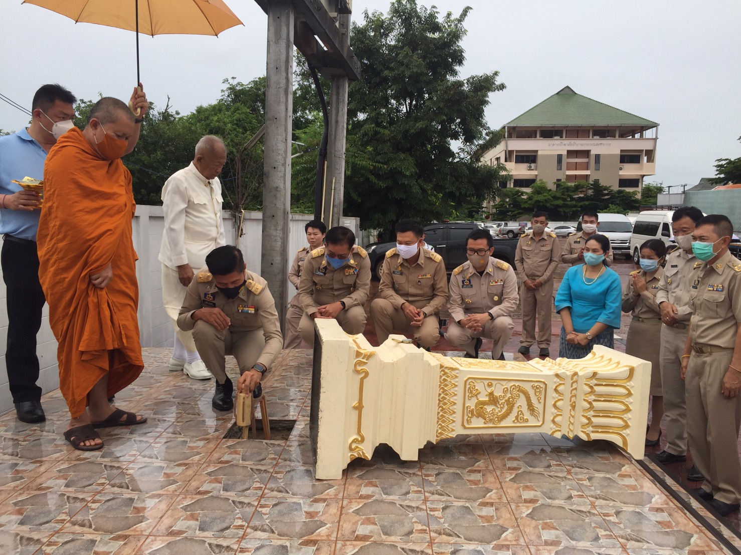 จังหวัดหนองคาย…จัดพิธีตั้งศาลพระภูมิเจ้าที่ และทำบุญ ศูนย์แสดงและจำหน่ายผลิตภัณฑ์ OTOP จังหวัดหนองคาย