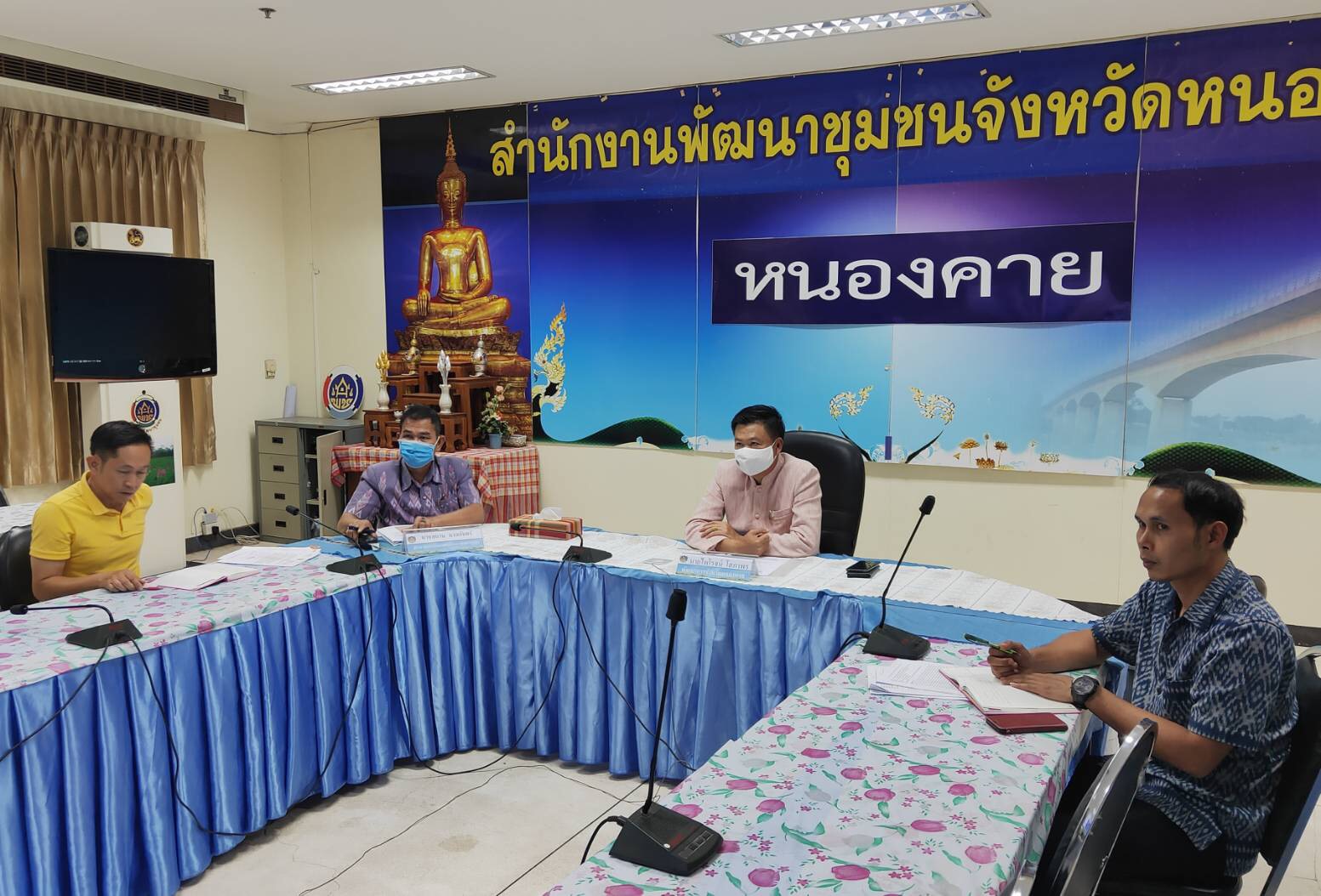 พช.หนองคาย รับฟังการประชุม ผ่านระบบวีดิทัศน์ทางไกล (Video Conference) เพื่อสร้างความเข้าใจในการดำเนินงานโครงการพัฒนาหมู่บ้านเศรษฐกิจพอเพียง กิจกรรม “มหกรรมรวมพลังคนดีแห่งแผ่นดิน” ประจำปี 2563 และโครงการเสริมสร้างแรงจูงใจเพื่อเพิ่มคุณค่าชีวิตกับการทำงานที่เป็นสุข