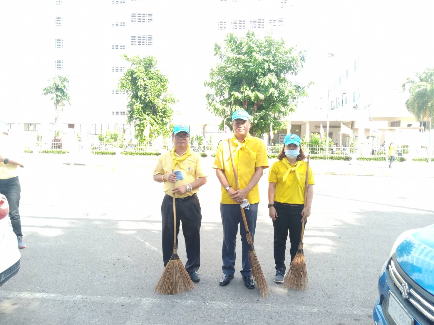 พช.หนองคาย ร่วมกิจกรรมจิตอาสาพัฒนาเพื่อสำนึกในพระมาหากรุณาธิคุณเนื่องในวันคล้ายวันสวรรคตสมเด็จพระมหิตลาธิเบศร อดุลยเดชวิกรม พระบรมราชชนก “กิจกรรมจิตอาสาพัฒนาทำความสะอาดปรับปรุงภูมิทัศน์โรงพยาบาลหนองคาย”
