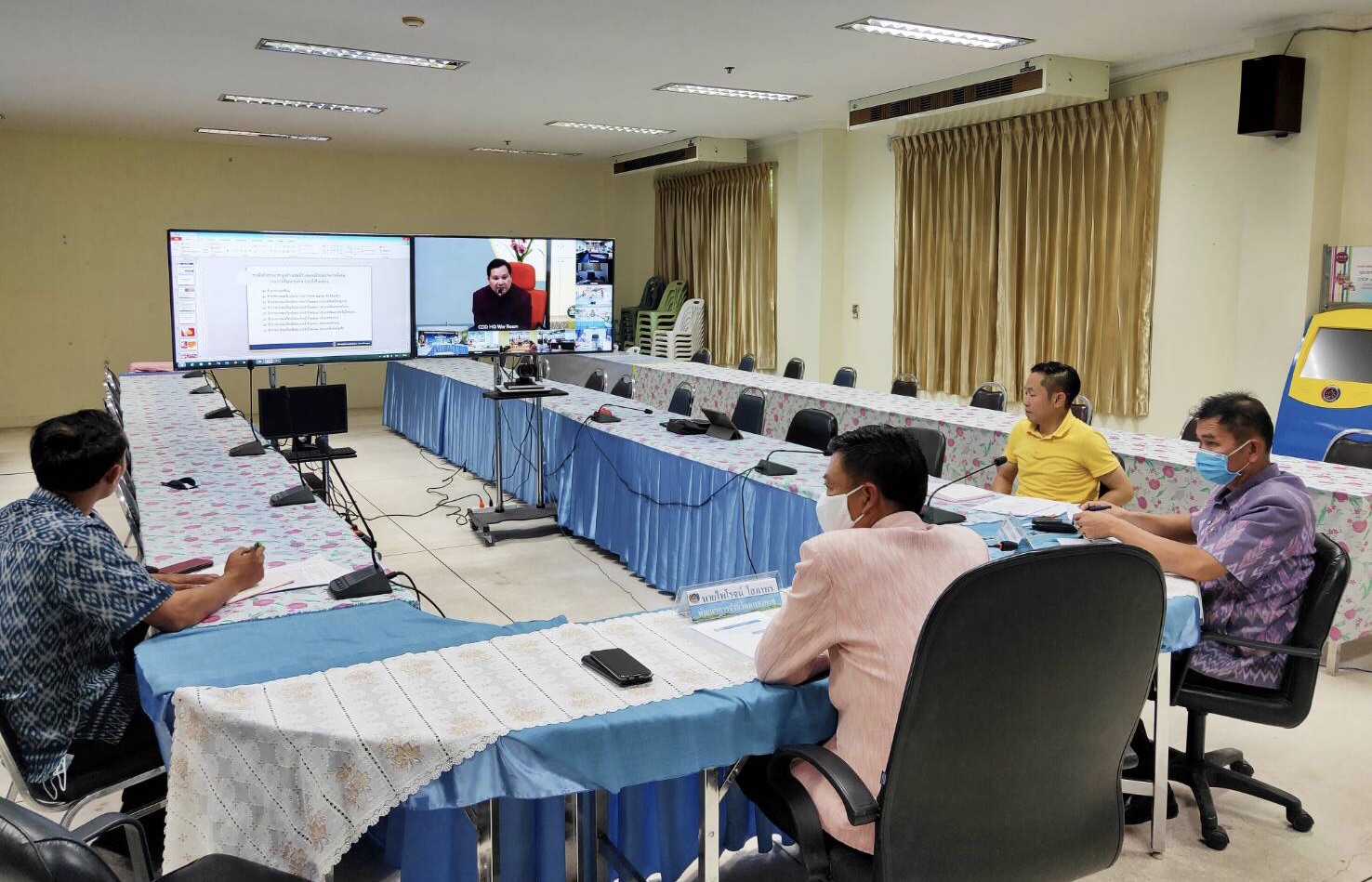 พช.หนองคาย รับฟังการประชุม ผ่านระบบวีดิทัศน์ทางไกล (Video Conference) เพื่อสร้างความเข้าใจในการดำเนินงานโครงการพัฒนาหมู่บ้านเศรษฐกิจพอเพียง กิจกรรม “มหกรรมรวมพลังคนดีแห่งแผ่นดิน” ประจำปี 2563 และโครงการเสริมสร้างแรงจูงใจเพื่อเพิ่มคุณค่าชีวิตกับการทำงานที่เป็นสุข