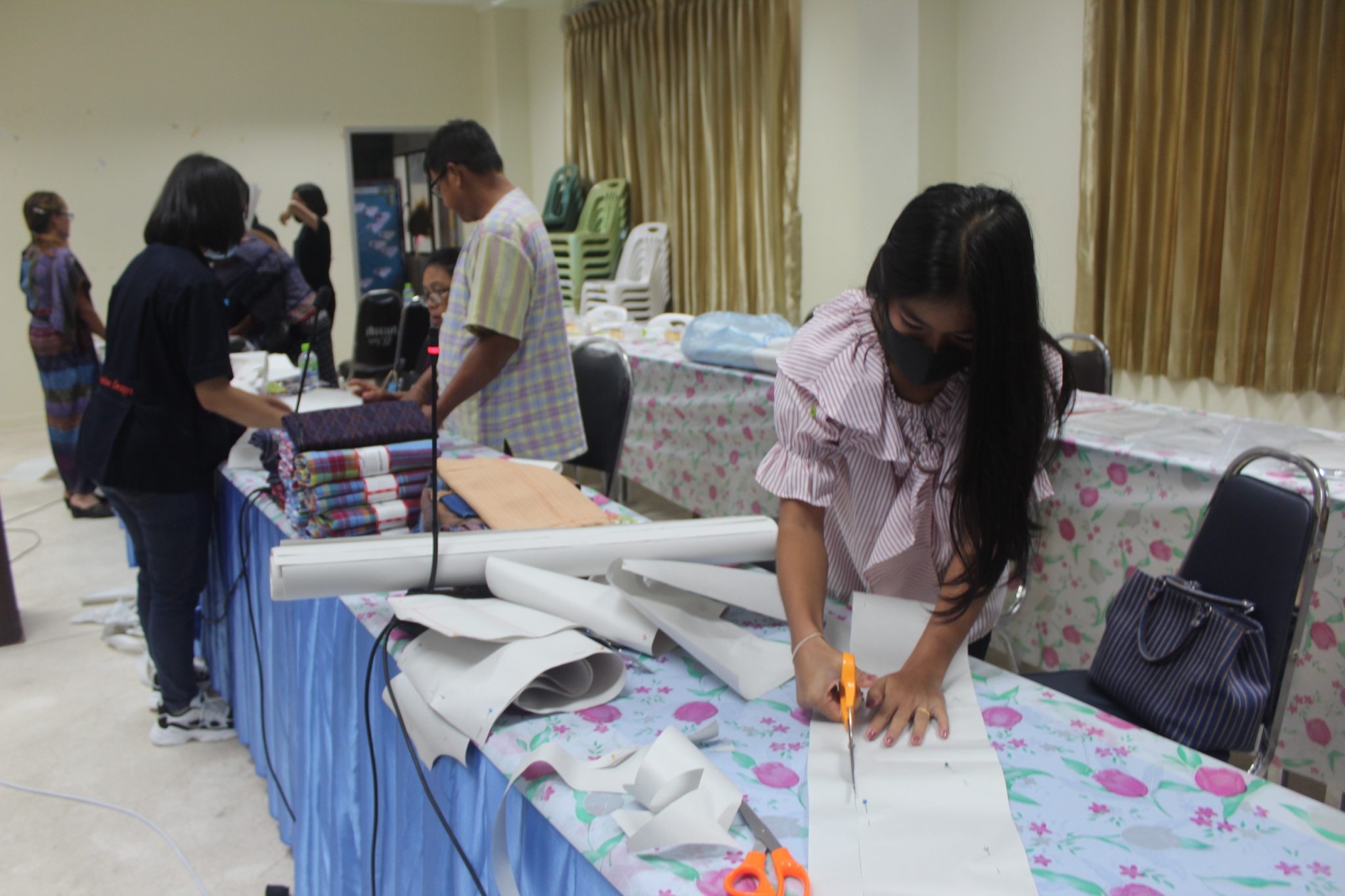 หนองคาย จัด โครงการยกระดับและพัฒนาผลิตภัณฑ์ OTOP ผ้าไทยและผ้าพื้นเมือง กิจกรรมออกแบบและพัฒนาผลิตภัณฑ์ กิจกรรมย่อย การประชุมเพื่อเสนอและจัดทำแนวคิดการพัฒนาผลิตภัณฑ์