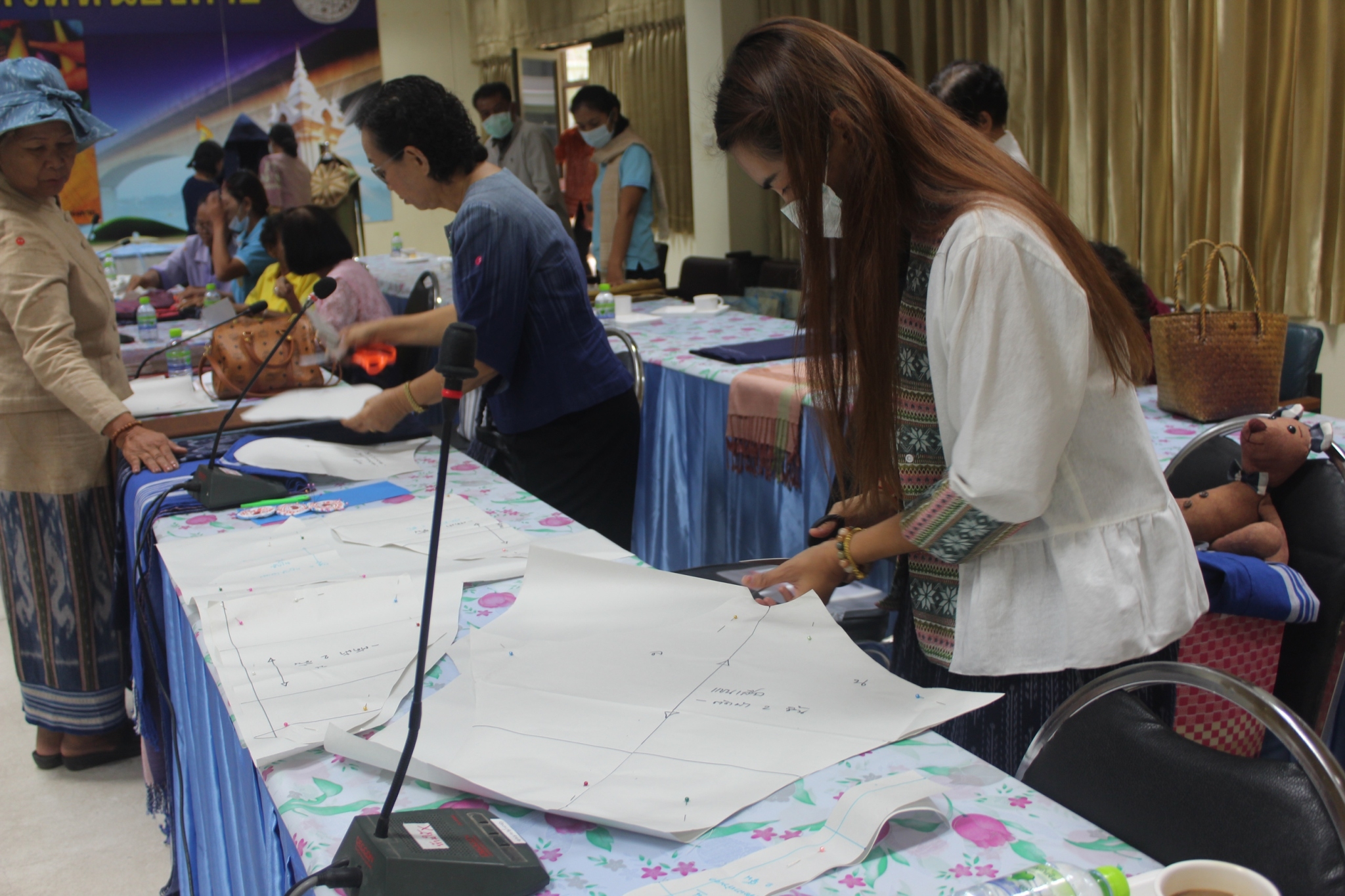 หนองคาย จัด โครงการยกระดับและพัฒนาผลิตภัณฑ์ OTOP ผ้าไทยและผ้าพื้นเมือง กิจกรรมออกแบบและพัฒนาผลิตภัณฑ์ กิจกรรมย่อย การประชุมเพื่อเสนอและจัดทำแนวคิดการพัฒนาผลิตภัณฑ์