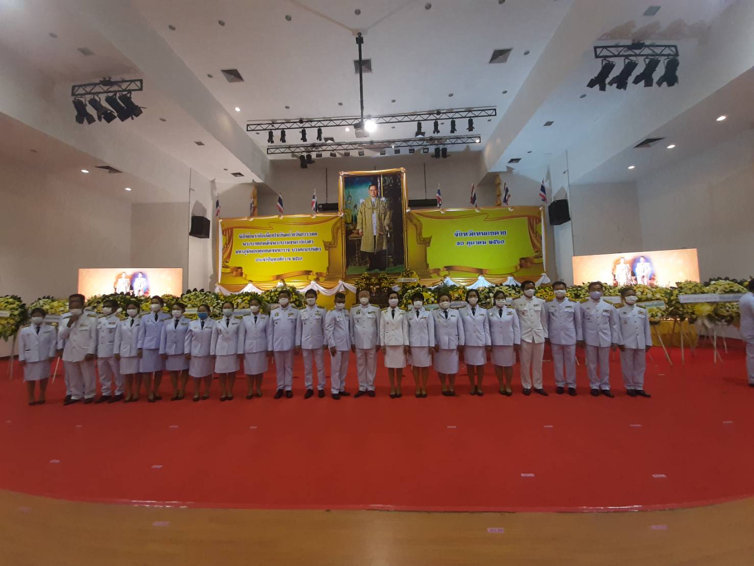 พัฒนาการจังหวัดหนองคาย นำบุคลากรร่วม พิธีบุญตักบาตร พิธีวางพวงมาลาและถวายบังคม พระบาทสมเด็จพระบรมชนกาธิเบศร มหาภูมพลอดุลเดชมหาราช บรมนาถบพิตร