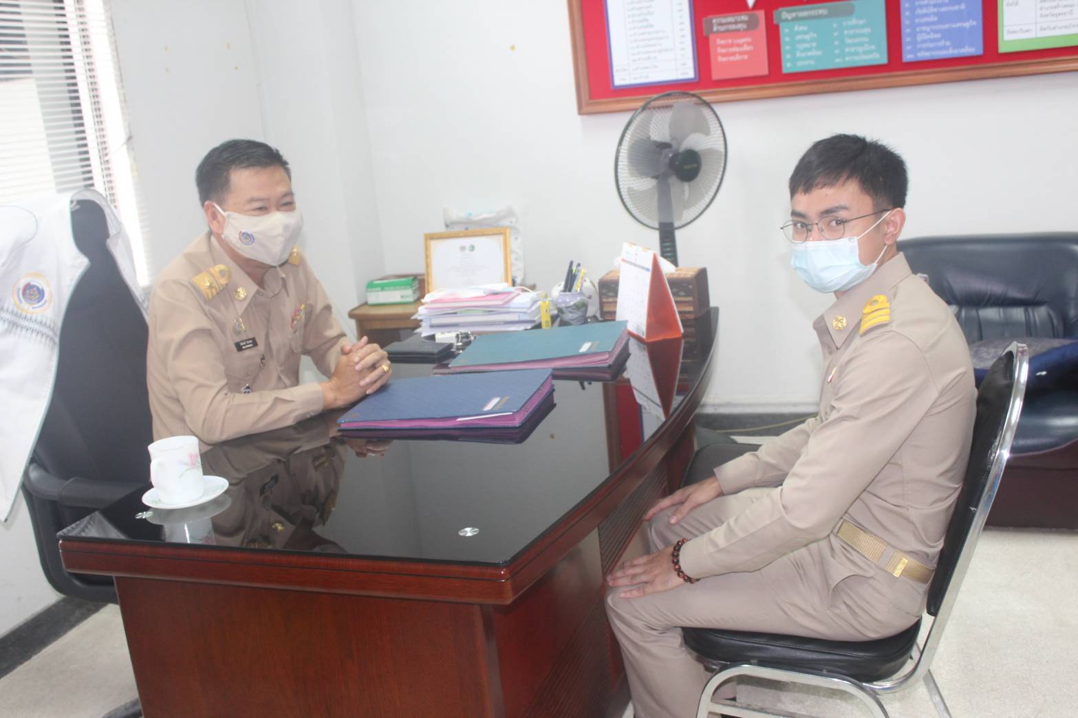 นายไพโรจน์ โสภาพร พัฒนาการจังหวัดหนองคาย ปฐมนิเทศข้าราชการใหม่ คือ นายอิทธิศักดิ์ ประกอบศรี ซึ่งเป็นข้าราชการที่ได้รับการบรรจุและแต่งตั้งใหม่ ข้าราชการดังกล่าว เป็นผู้ได้รับทุนรัฐบาล(ก.พ.)