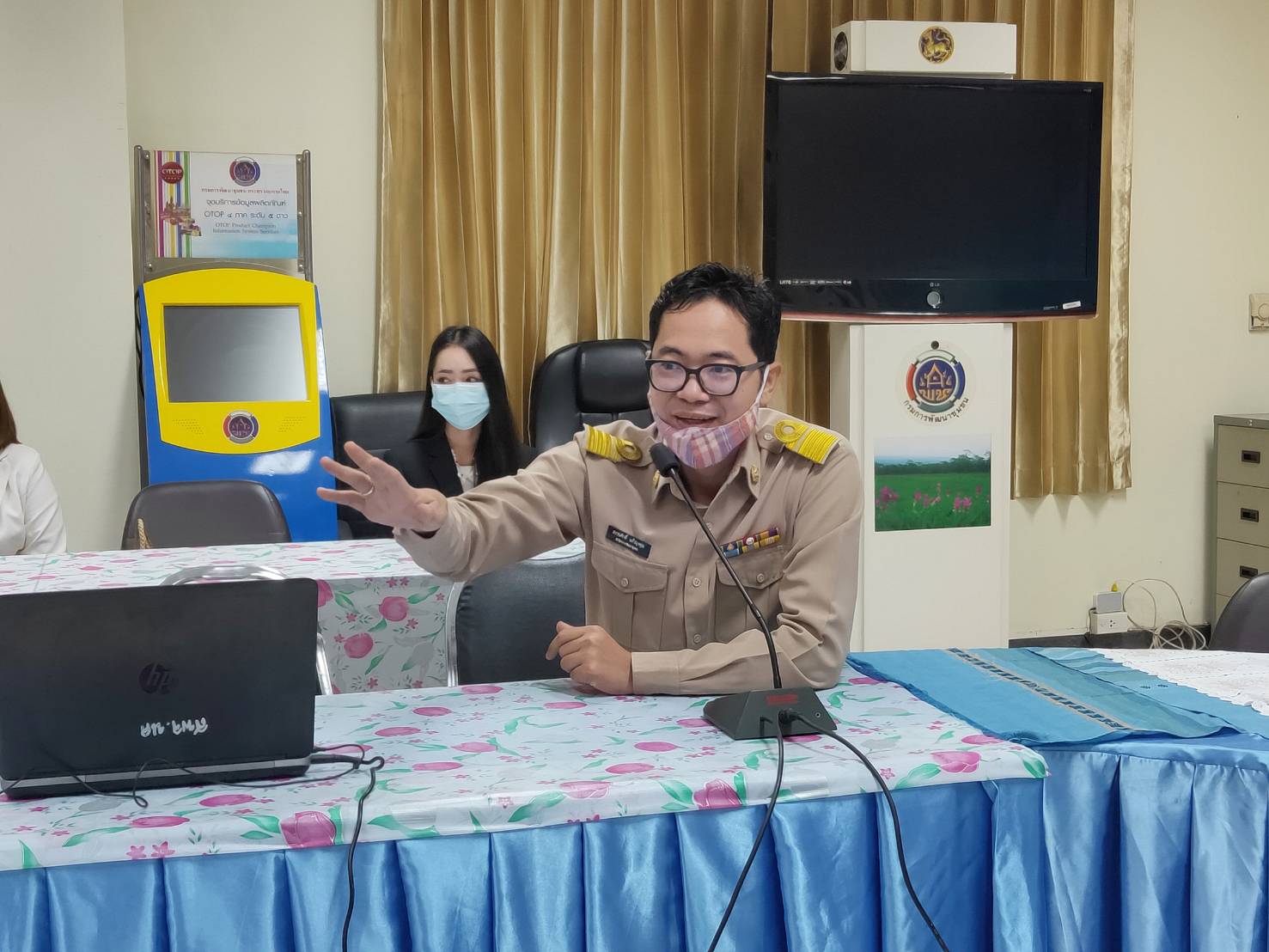 พจ.หนองคาย ฐมนิเทศและชี้แจงการสอบคัดเลือกฯ แก่ผู้มีสิทธิ์เข้ารับการคัดเลือก ในตำแหน่งนักการตลาดรุ่นใหม่ (OTOP)