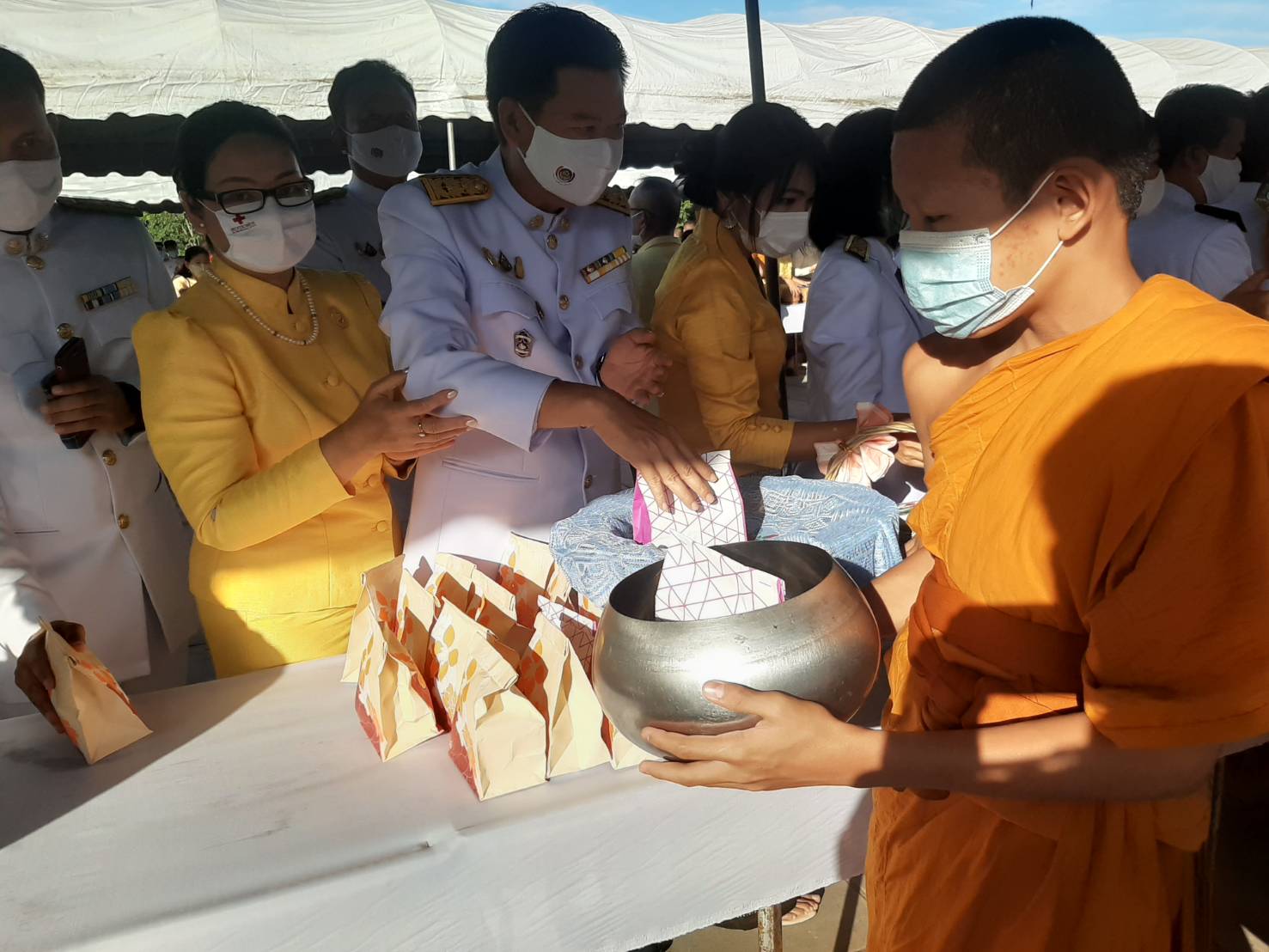 พัฒนาการจังหวัดหนองคาย นำบุคลากรร่วม พิธีบุญตักบาตร พิธีวางพวงมาลาและถวายบังคม พระบาทสมเด็จพระบรมชนกาธิเบศร มหาภูมพลอดุลเดชมหาราช บรมนาถบพิตร