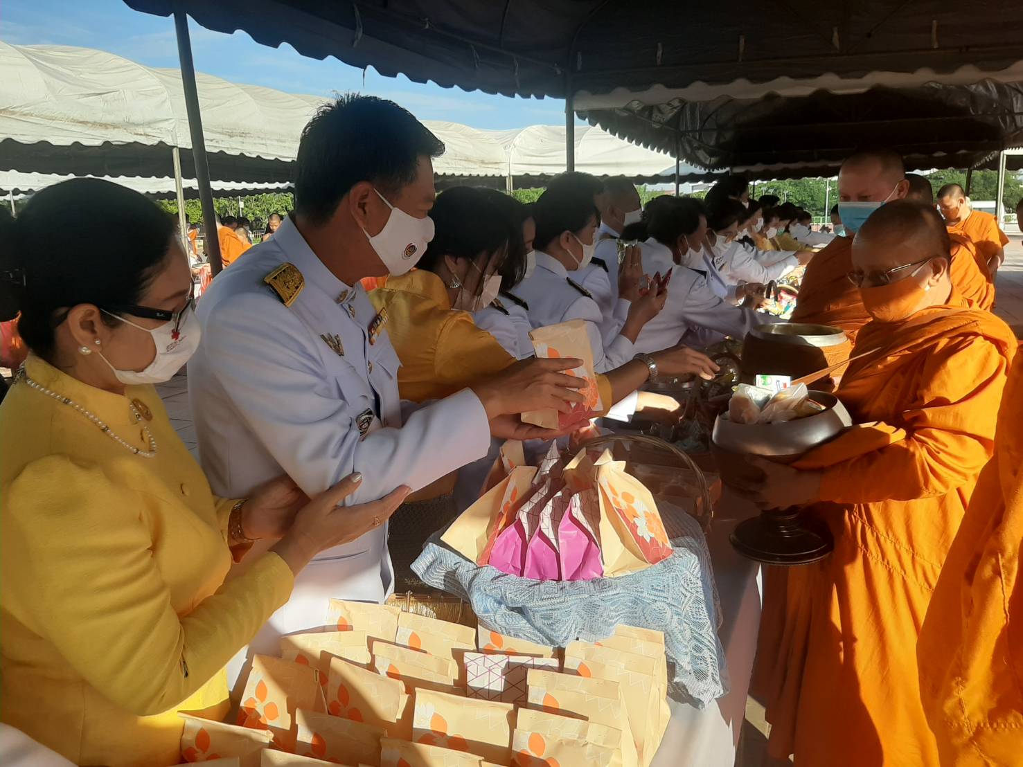 พัฒนาการจังหวัดหนองคาย นำบุคลากรร่วม พิธีบุญตักบาตร พิธีวางพวงมาลาและถวายบังคม พระบาทสมเด็จพระบรมชนกาธิเบศร มหาภูมพลอดุลเดชมหาราช บรมนาถบพิตร