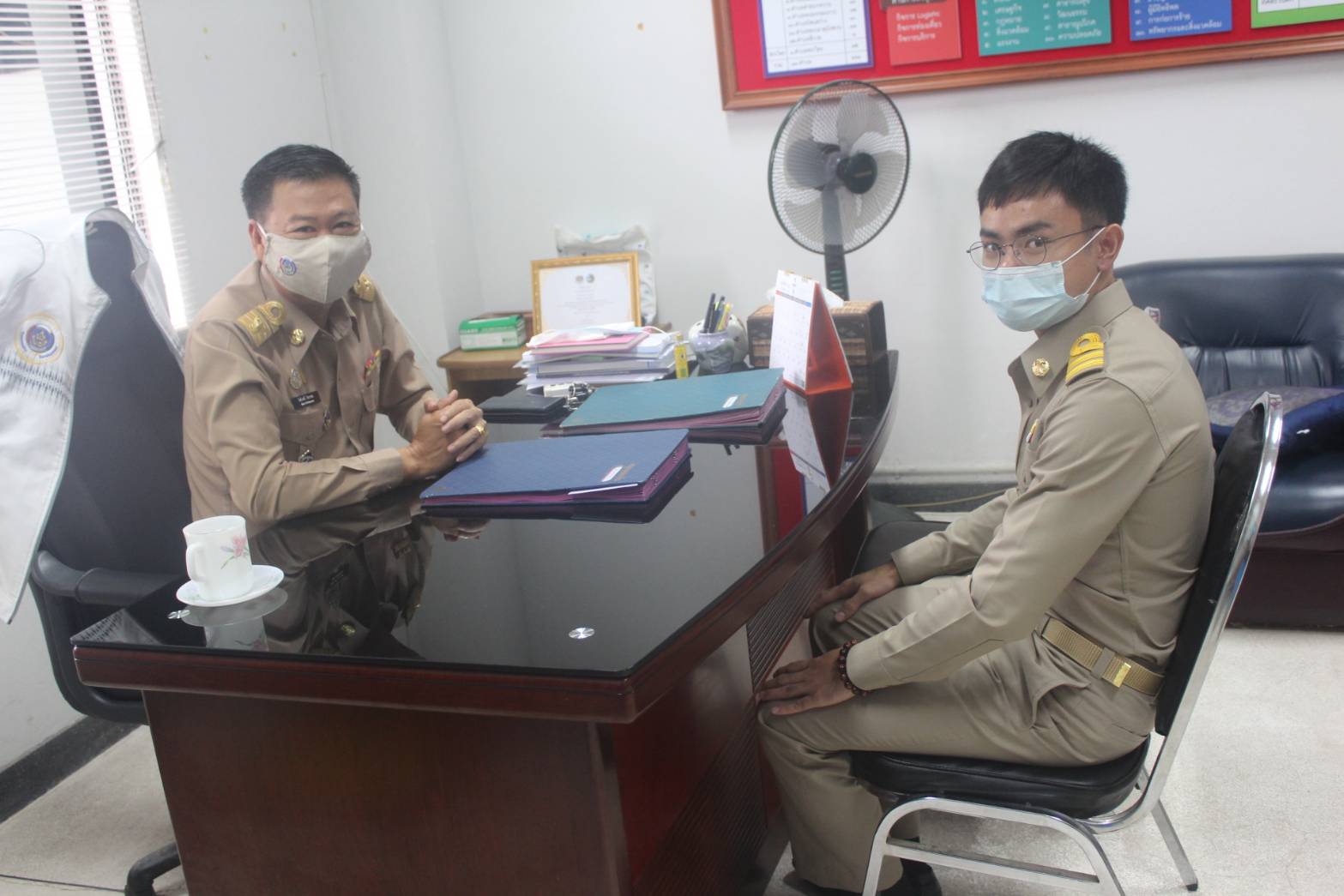 นายไพโรจน์ โสภาพร พัฒนาการจังหวัดหนองคาย ปฐมนิเทศข้าราชการใหม่ คือ นายอิทธิศักดิ์ ประกอบศรี ซึ่งเป็นข้าราชการที่ได้รับการบรรจุและแต่งตั้งใหม่ ข้าราชการดังกล่าว เป็นผู้ได้รับทุนรัฐบาล(ก.พ.)