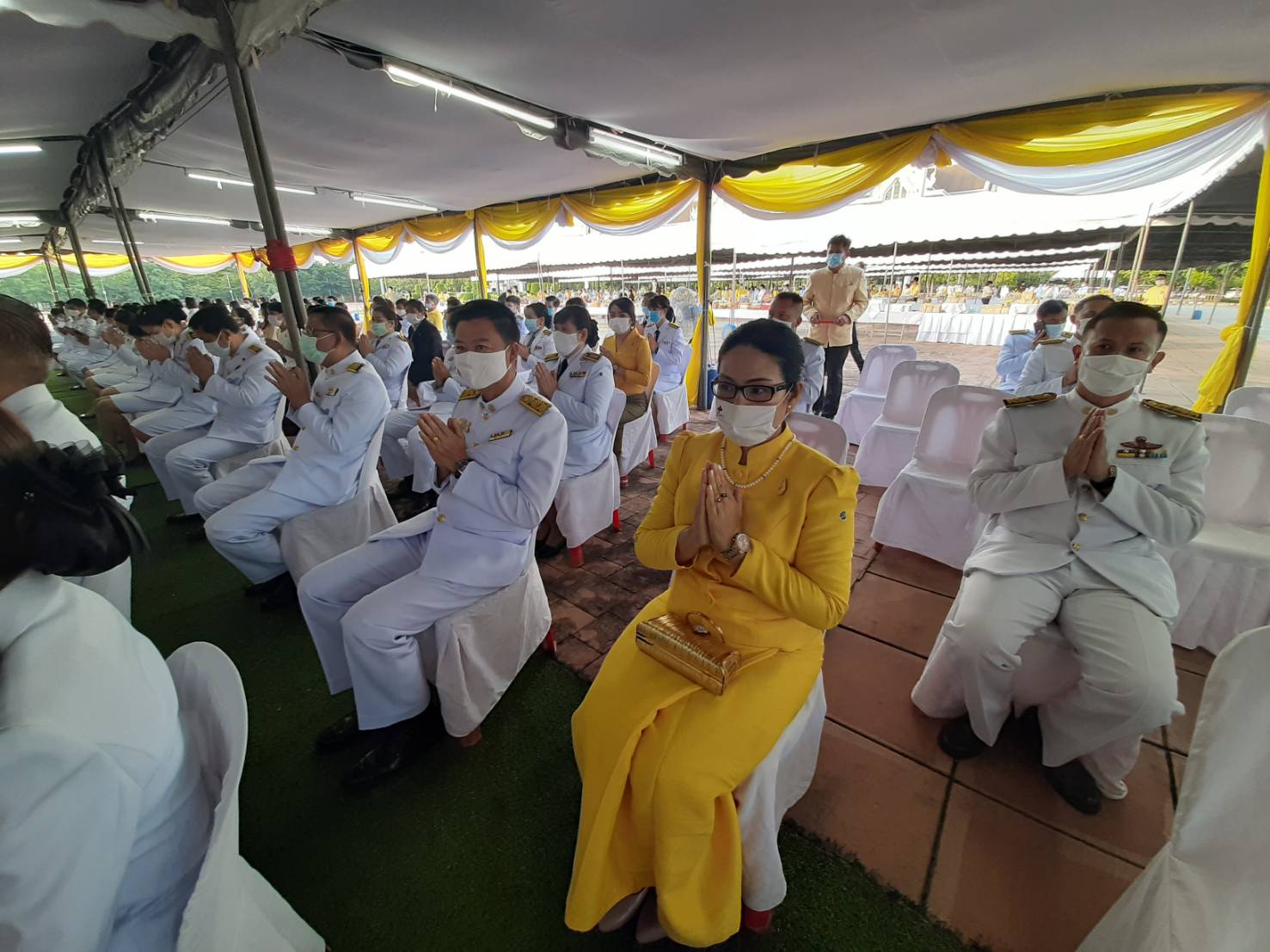 พัฒนาการจังหวัดหนองคาย นำบุคลากรร่วม พิธีบุญตักบาตร พิธีวางพวงมาลาและถวายบังคม พระบาทสมเด็จพระบรมชนกาธิเบศร มหาภูมพลอดุลเดชมหาราช บรมนาถบพิตร