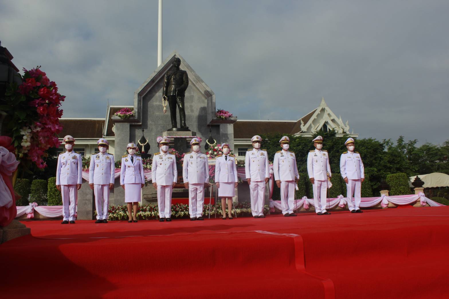 นายไพโรจน์ โสภาพร พัฒนาการจังหวัดหนองคาย ได้นำข้าราชการในสังกัดสำนักงานพัฒนาชุมชนจังหวัดหนองคาย เข้าร่วมพิธีพิธีวางพวงมาลาเนื่องในวันคล้ายวันสวรรคตพระบาทสมเด็จพระจุลจอมเกล้าเจ้าอยู่หัว