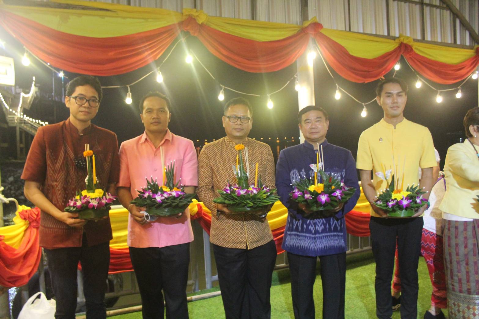 พช.หนองคาย ร่วมพิธีเปิดงานประเพณีลอยกระทงประจำปี 2563