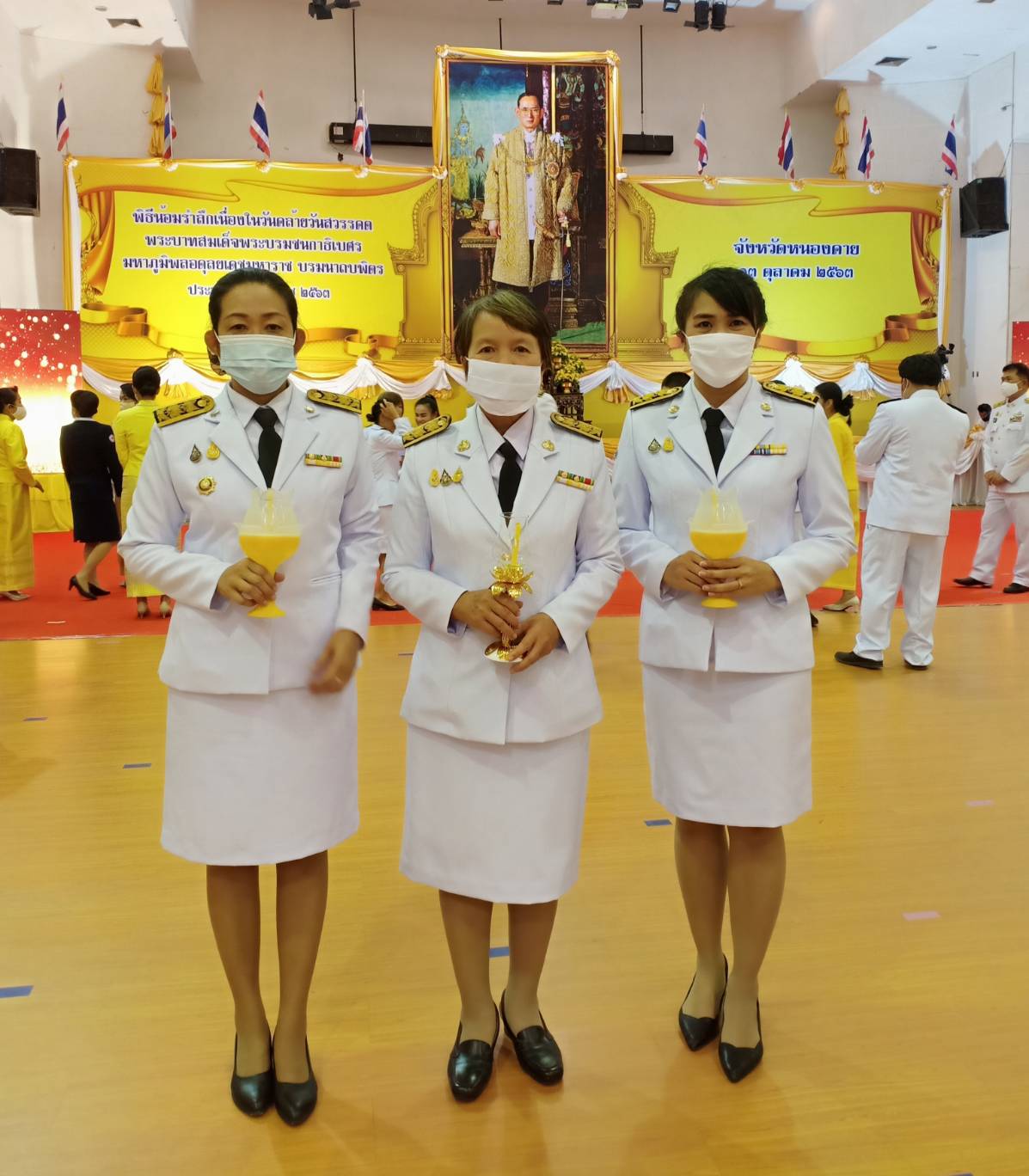 พช.หนองคาย ร่วมพิธีจุดเทียนเพื่อน้อมรำลึกในพระมหากรุณาธิคุณ พระบาทสมเด็จพระบรมชนกาธิเบศร มหาภูมิพลอดุลยเดชมหาราช บรมนาถบพิตร