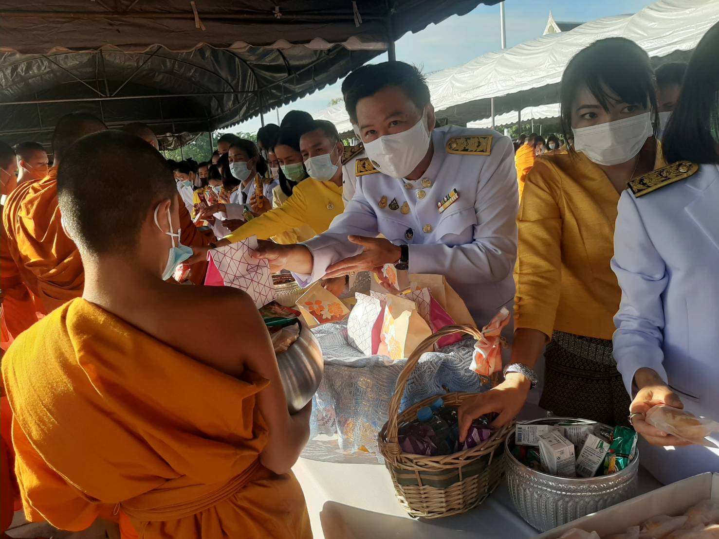 พัฒนาการจังหวัดหนองคาย นำบุคลากรร่วม พิธีบุญตักบาตร พิธีวางพวงมาลาและถวายบังคม พระบาทสมเด็จพระบรมชนกาธิเบศร มหาภูมพลอดุลเดชมหาราช บรมนาถบพิตร