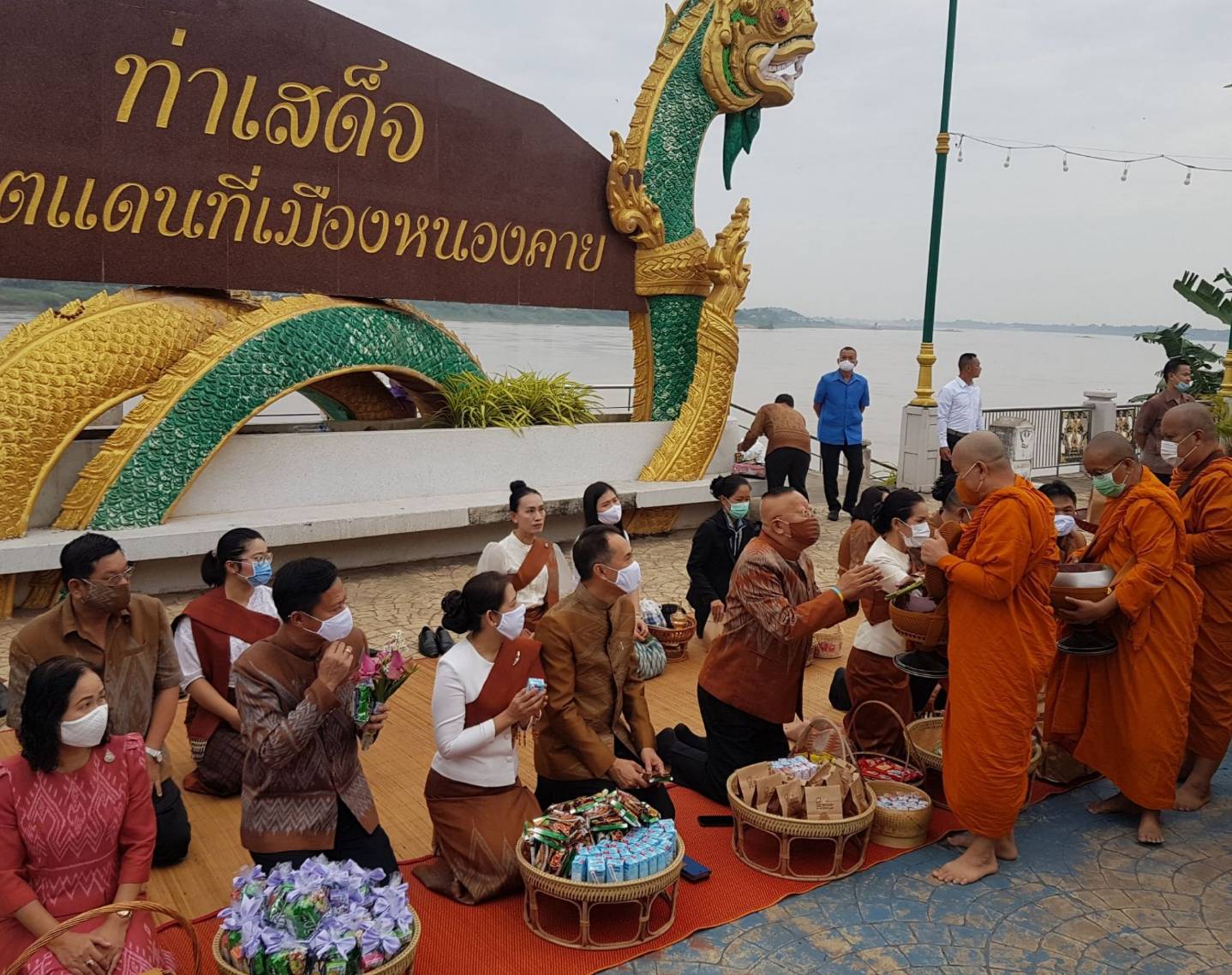 จังหวัดหนองคายจัดกิจกรรม”นุ่งผ้าหนองคาย ใส่บาตรริมโขง”โดยมีนายประเสริฐ ลือชาธนานนท์ ผู้ว่าราชการจังหวัดหนองคาย เป็นประธาน