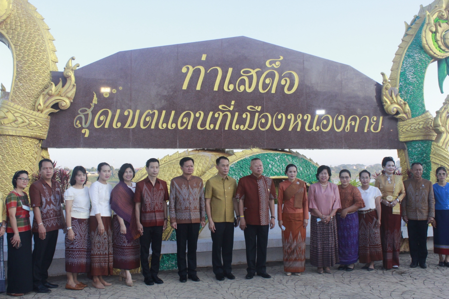 “จังหวัดหนองคายจัดกิจกรรม”นุ่งผ้าหนองคาย ใส่บาตรริมโขง”โดยมีนายประเสริฐ ลือชาธนานนท์ ผู้ว่าราชการจังหวัดหนองคาย เป็นประธาน”