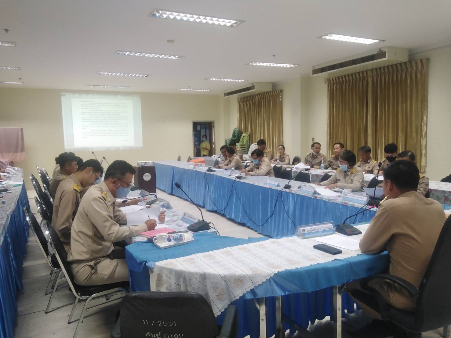 พช.หนองคาย ประชุมเตรียมความพร้อมในการคัดเลือกบุคคลเพื่อจัดจ้างเป็น ลูกจ้างเหมาบริการ ปฏิบัติภารกิจตามโครงการพัฒนาพื้นที่ต้นแบบการพัฒนาคุณภาพชีวิตตามหลักทฤษฎีใหม่ ประยุกต์สู่ “โคก หนอง นา โมเดล” พร้อมผู้อำนวยการกลุ่มงาน พัฒนาการอำเภอ และนักวิชาการพัฒนาชุมชน เข้าร่วมประชุม