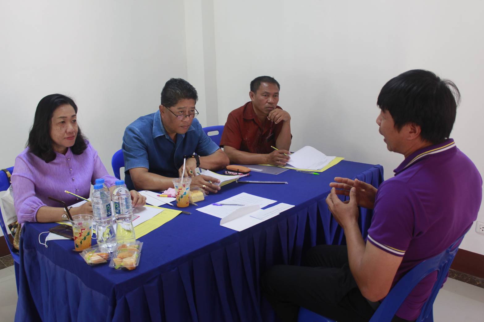 นายอาจณรงค์ สัตยพานิช หัวหน้าผู้ตรวจราชการกรมการพัฒนาชุมชน ลงพื้นที่ออกติดตามการดำเนินงานการคัดเลือกบุคคลเพื่อจัดจ้างเป็น ลูกจ้างเหมาบริการ ปฏิบัติภารกิจตามโครงการพัฒนาพื้นที่ต้นแบบการพัฒนาคุณภาพชีวิตตามหลักทฤษฎีใหม่ ประยุกต์สู่ “โคก หนอง นา โมเดล”