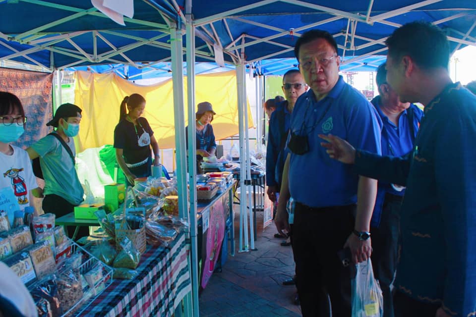 นายไพโรจน์ โสภาพร พัฒนาการจังหวัดหนองคาย ร่วมต้อนรับคณะตุลาการศาลรัฐธรรมนูญและคณะศึกษาอบรมหลักสูตร “หลักนิติธรรมเพื่อประชาธิปไตย”(นธป.) รุ่นที่ 8 และ นำเยี่ยมชมสินค้า ร้านค้า OTOP Trader หนองคาย