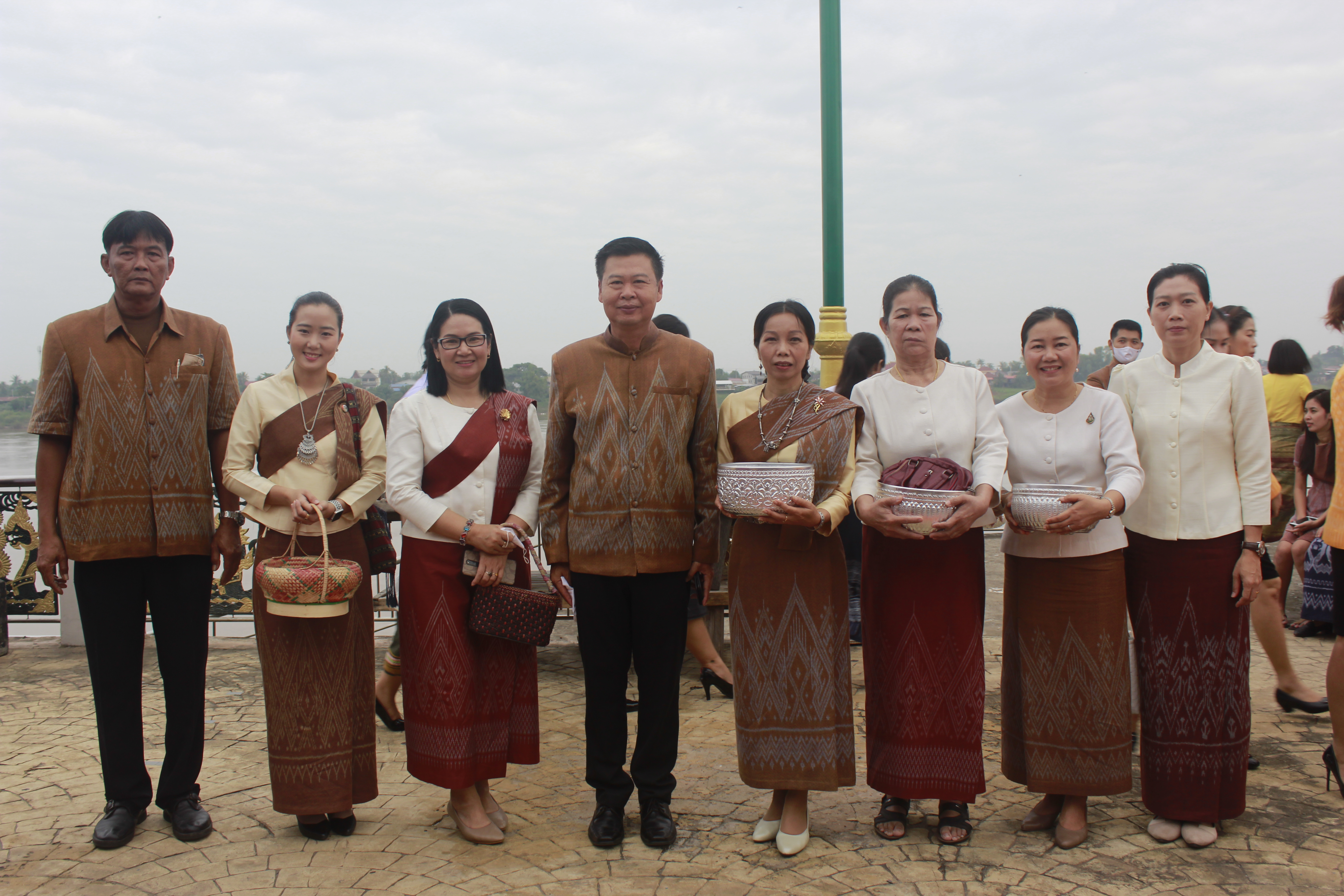 จังหวัดหนองคายจัดกิจกรรม”นุ่งผ้าหนองคาย ใส่บาตรริมโขง”โดยมีนายประเสริฐ ลือชาธนานนท์ ผู้ว่าราชการจังหวัดหนองคาย เป็นประธาน