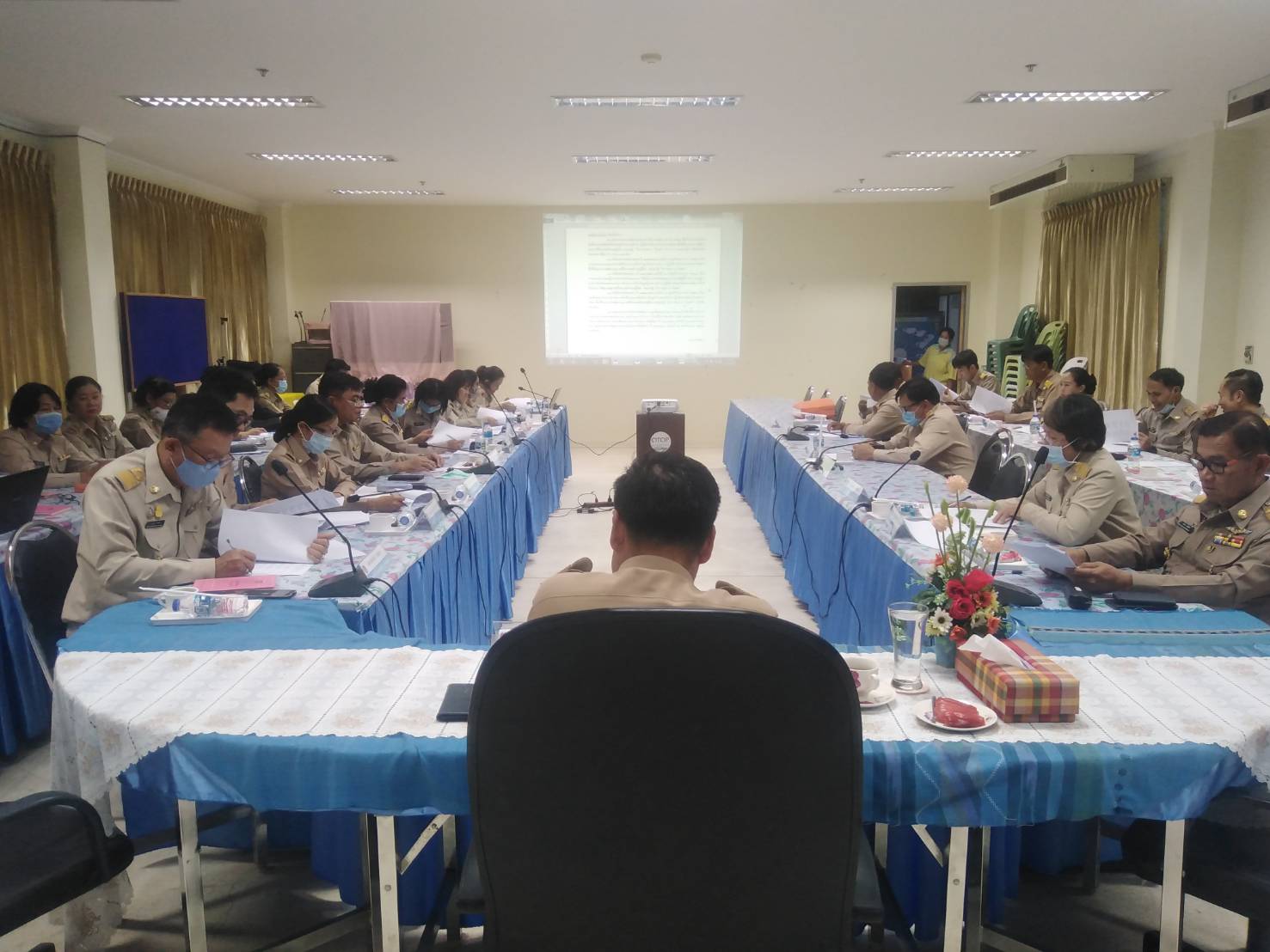 พช.หนองคาย ประชุมเตรียมความพร้อมในการคัดเลือกบุคคลเพื่อจัดจ้างเป็น ลูกจ้างเหมาบริการ ปฏิบัติภารกิจตามโครงการพัฒนาพื้นที่ต้นแบบการพัฒนาคุณภาพชีวิตตามหลักทฤษฎีใหม่ ประยุกต์สู่ “โคก หนอง นา โมเดล” พร้อมผู้อำนวยการกลุ่มงาน พัฒนาการอำเภอ และนักวิชาการพัฒนาชุมชน เข้าร่วมประชุม