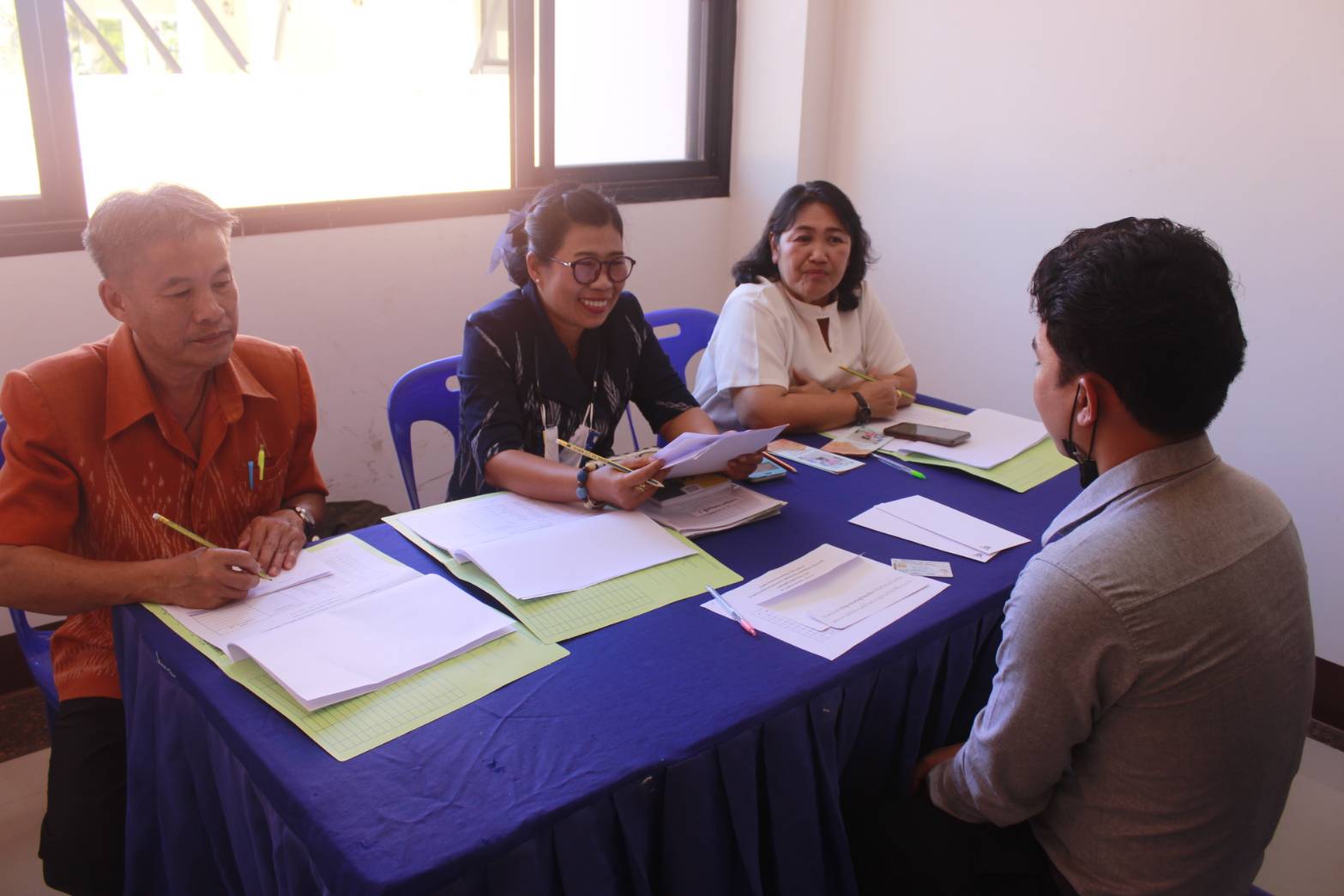 นายอาจณรงค์ สัตยพานิช หัวหน้าผู้ตรวจราชการกรมการพัฒนาชุมชน ลงพื้นที่ออกติดตามการดำเนินงานการคัดเลือกบุคคลเพื่อจัดจ้างเป็น ลูกจ้างเหมาบริการ ปฏิบัติภารกิจตามโครงการพัฒนาพื้นที่ต้นแบบการพัฒนาคุณภาพชีวิตตามหลักทฤษฎีใหม่ ประยุกต์สู่ “โคก หนอง นา โมเดล”