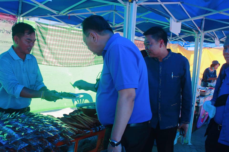 นายไพโรจน์ โสภาพร พัฒนาการจังหวัดหนองคาย ร่วมต้อนรับคณะตุลาการศาลรัฐธรรมนูญและคณะศึกษาอบรมหลักสูตร “หลักนิติธรรมเพื่อประชาธิปไตย”(นธป.) รุ่นที่ 8 และ นำเยี่ยมชมสินค้า ร้านค้า OTOP Trader หนองคาย