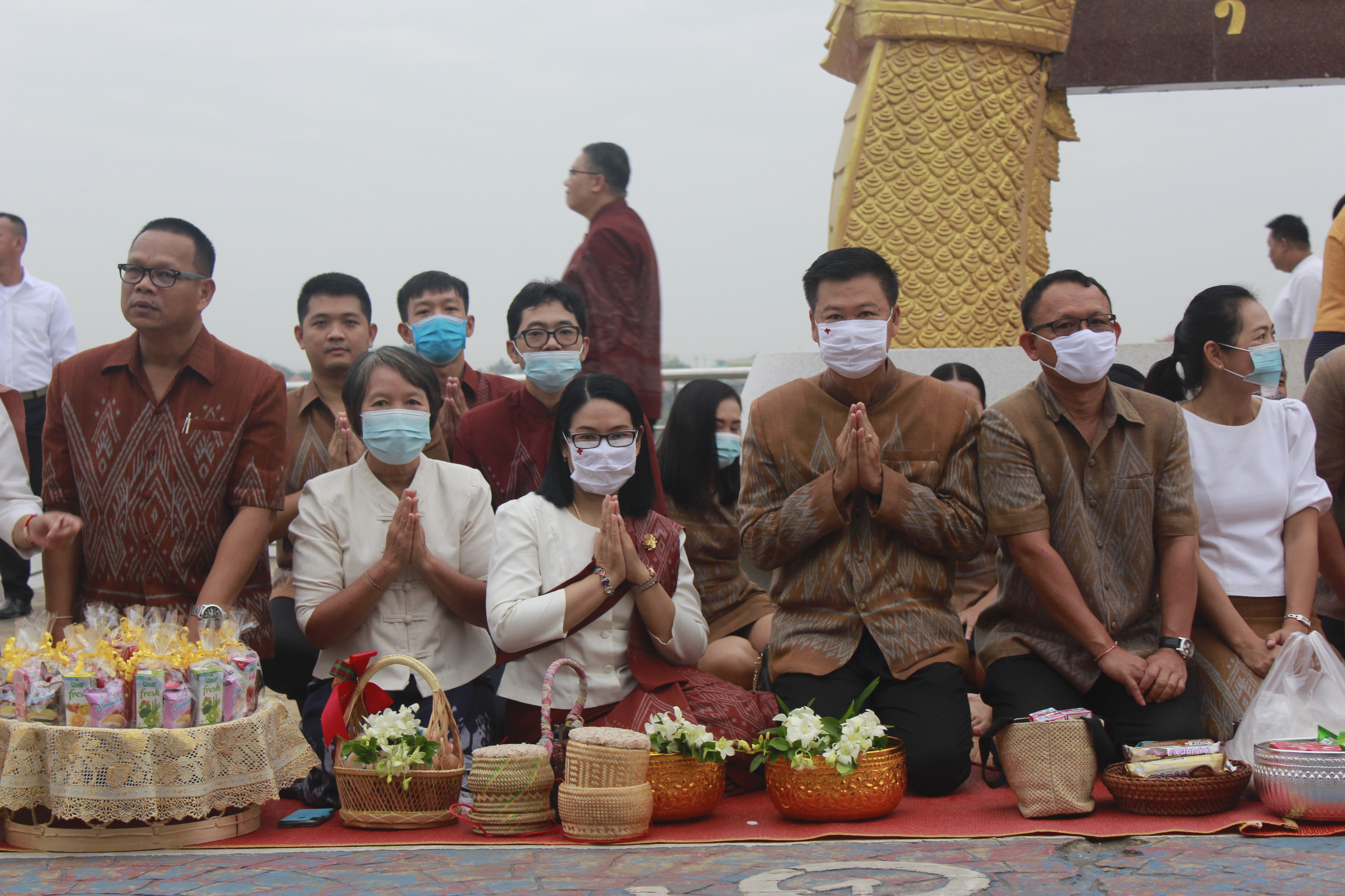 จังหวัดหนองคายจัดกิจกรรม”นุ่งผ้าหนองคาย ใส่บาตรริมโขง”โดยมีนายประเสริฐ ลือชาธนานนท์ ผู้ว่าราชการจังหวัดหนองคาย เป็นประธาน