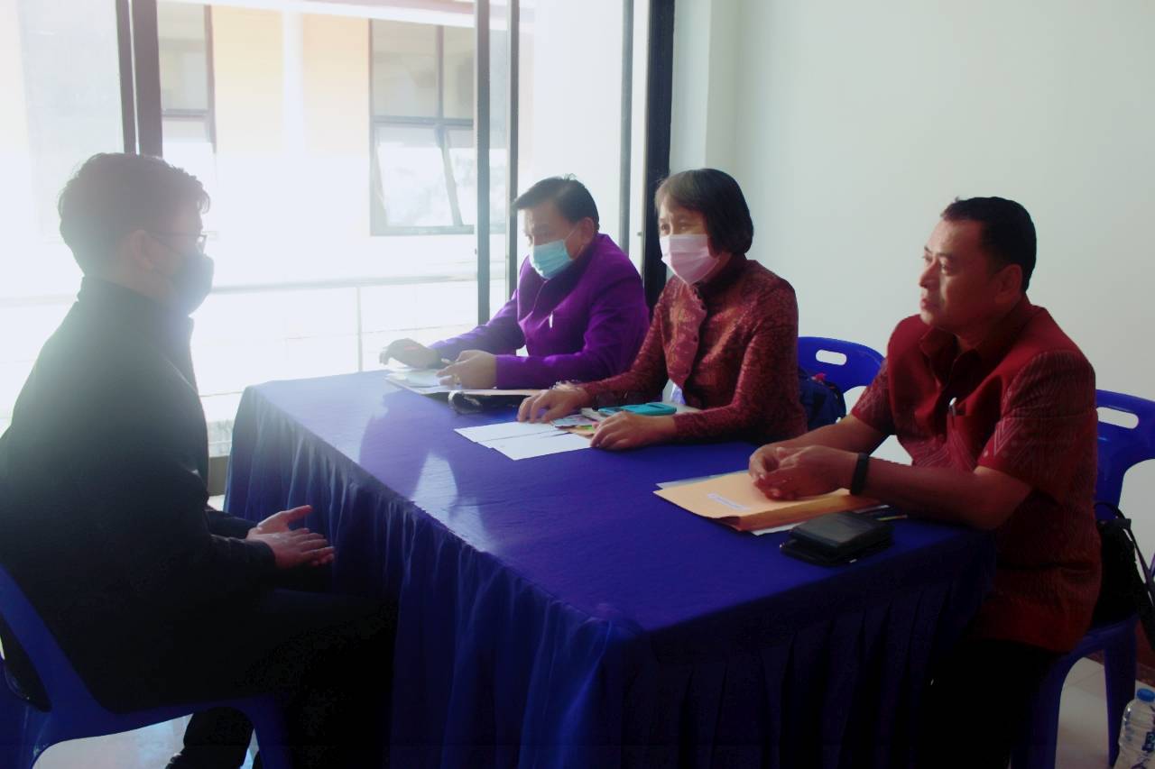 นายอาจณรงค์ สัตยพานิช หัวหน้าผู้ตรวจราชการกรมการพัฒนาชุมชน ลงพื้นที่ออกติดตามการดำเนินงานการคัดเลือกบุคคลเพื่อจัดจ้างเป็น ลูกจ้างเหมาบริการ ปฏิบัติภารกิจตามโครงการพัฒนาพื้นที่ต้นแบบการพัฒนาคุณภาพชีวิตตามหลักทฤษฎีใหม่ ประยุกต์สู่ “โคก หนอง นา โมเดล”