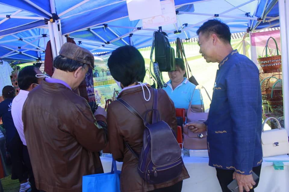 นายไพโรจน์ โสภาพร พัฒนาการจังหวัดหนองคาย ร่วมต้อนรับคณะตุลาการศาลรัฐธรรมนูญและคณะศึกษาอบรมหลักสูตร “หลักนิติธรรมเพื่อประชาธิปไตย”(นธป.) รุ่นที่ 8 และ นำเยี่ยมชมสินค้า ร้านค้า OTOP Trader หนองคาย