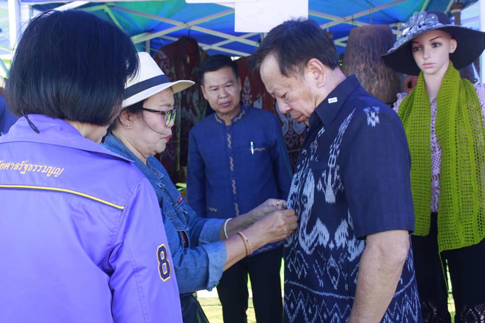 นายไพโรจน์ โสภาพร พัฒนาการจังหวัดหนองคาย ร่วมต้อนรับคณะตุลาการศาลรัฐธรรมนูญและคณะศึกษาอบรมหลักสูตร “หลักนิติธรรมเพื่อประชาธิปไตย”(นธป.) รุ่นที่ 8 และ นำเยี่ยมชมสินค้า ร้านค้า OTOP Trader หนองคาย