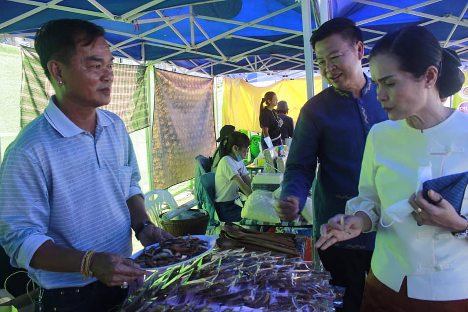 นายไพโรจน์ โสภาพร พัฒนาการจังหวัดหนองคาย ร่วมต้อนรับคณะตุลาการศาลรัฐธรรมนูญและคณะศึกษาอบรมหลักสูตร “หลักนิติธรรมเพื่อประชาธิปไตย”(นธป.) รุ่นที่ 8 และ นำเยี่ยมชมสินค้า ร้านค้า OTOP Trader หนองคาย