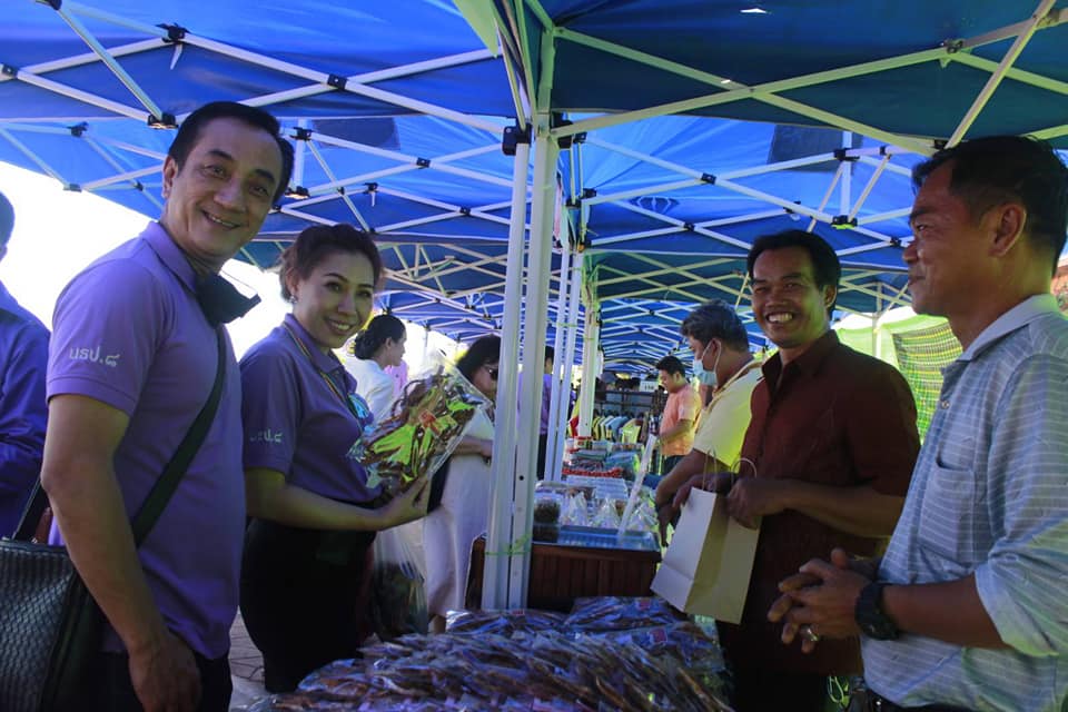 นายไพโรจน์ โสภาพร พัฒนาการจังหวัดหนองคาย ร่วมต้อนรับคณะตุลาการศาลรัฐธรรมนูญและคณะศึกษาอบรมหลักสูตร “หลักนิติธรรมเพื่อประชาธิปไตย”(นธป.) รุ่นที่ 8 และ นำเยี่ยมชมสินค้า ร้านค้า OTOP Trader หนองคาย